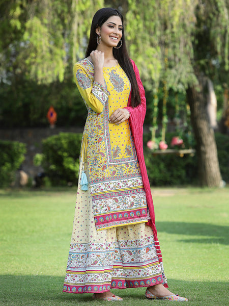Juniper Women's Yellow Cambric Printed Straight Kurta Sets
