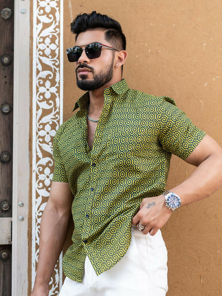 Miravan Men's Green Geomatric Printed Half Sleeve Slim Fit shirt