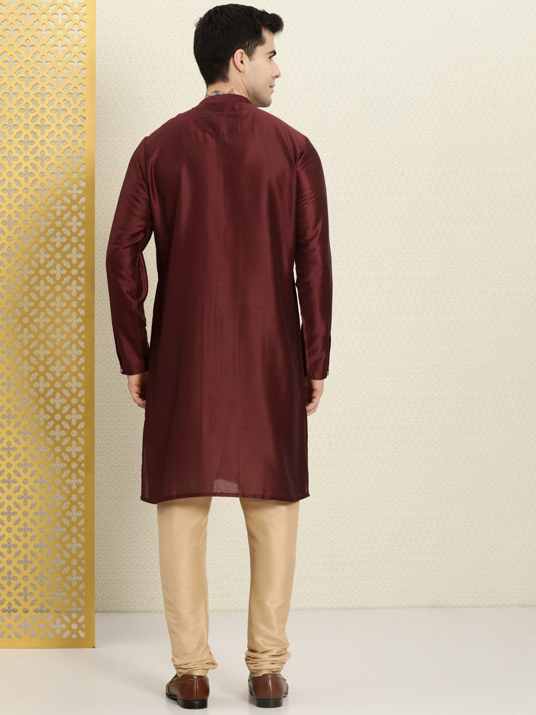 House of Pataudi Men Embroidered Jashn Kurta