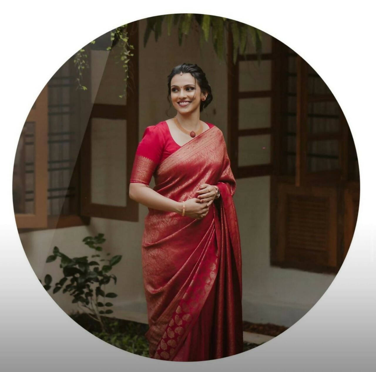 DEIANA'S Beautiful Designer Golden zari Soft Lichi Silk Saree - Red