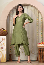 Myshka Green Silk Blend Straight Round Neck Three-Quarter Sleeves Kurta Trousers Set