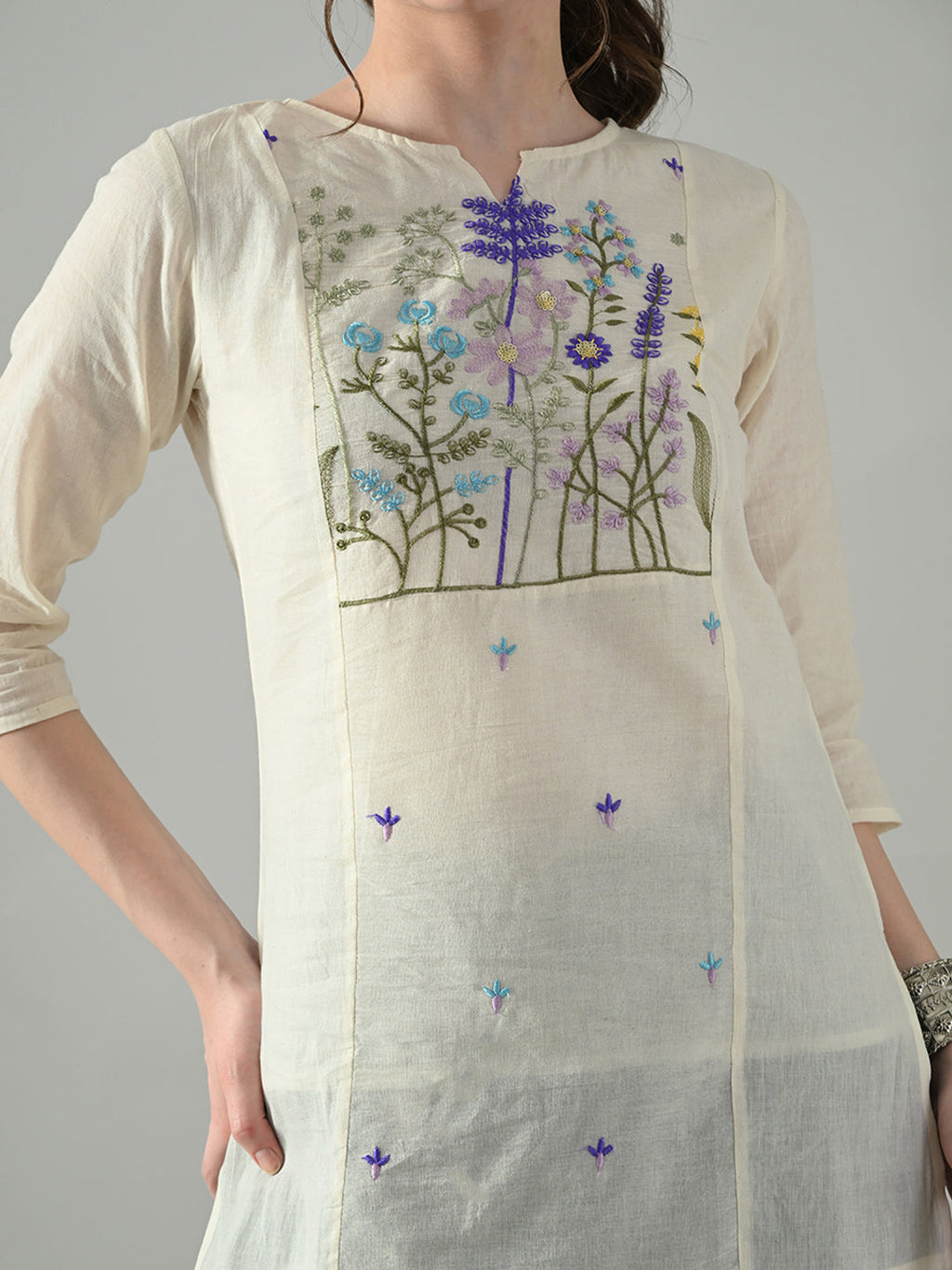 Myshka Women Off White Multicolor Thread Embroidered Tunic Three Quarter Sleeves Round Neck