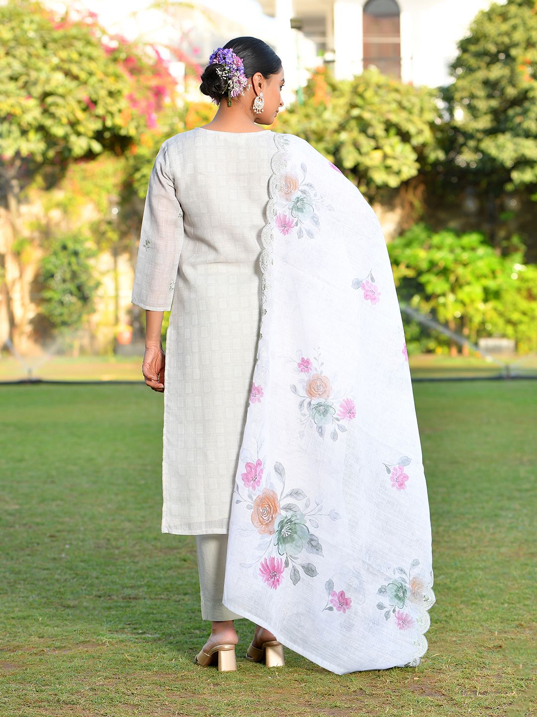 Vaasva Women's Grey Green Linen Suit Set With Cutwork Dupatta