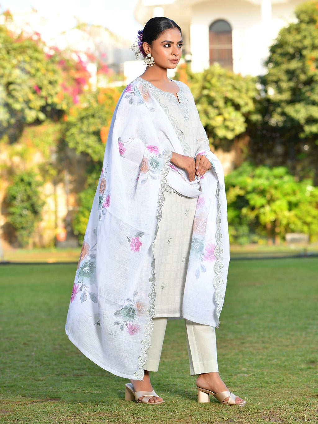 Vaasva Women's Grey Green Linen Suit Set With Cutwork Dupatta
