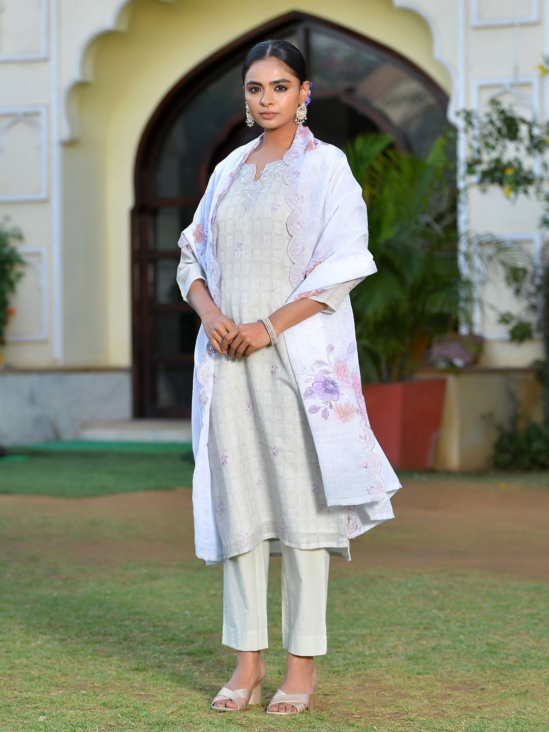Vaasva Women's Grey Purple Linen Suit Set With Cutwork Dupatta