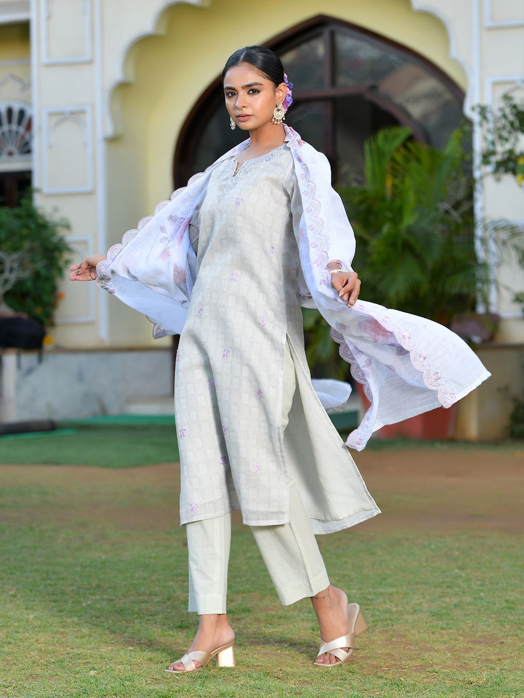 Vaasva Women's Grey Purple Linen Suit Set With Cutwork Dupatta