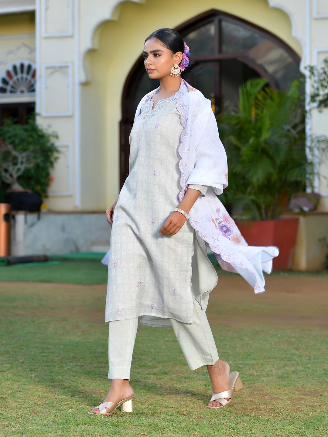 Vaasva Women's Grey Purple Linen Suit Set With Cutwork Dupatta