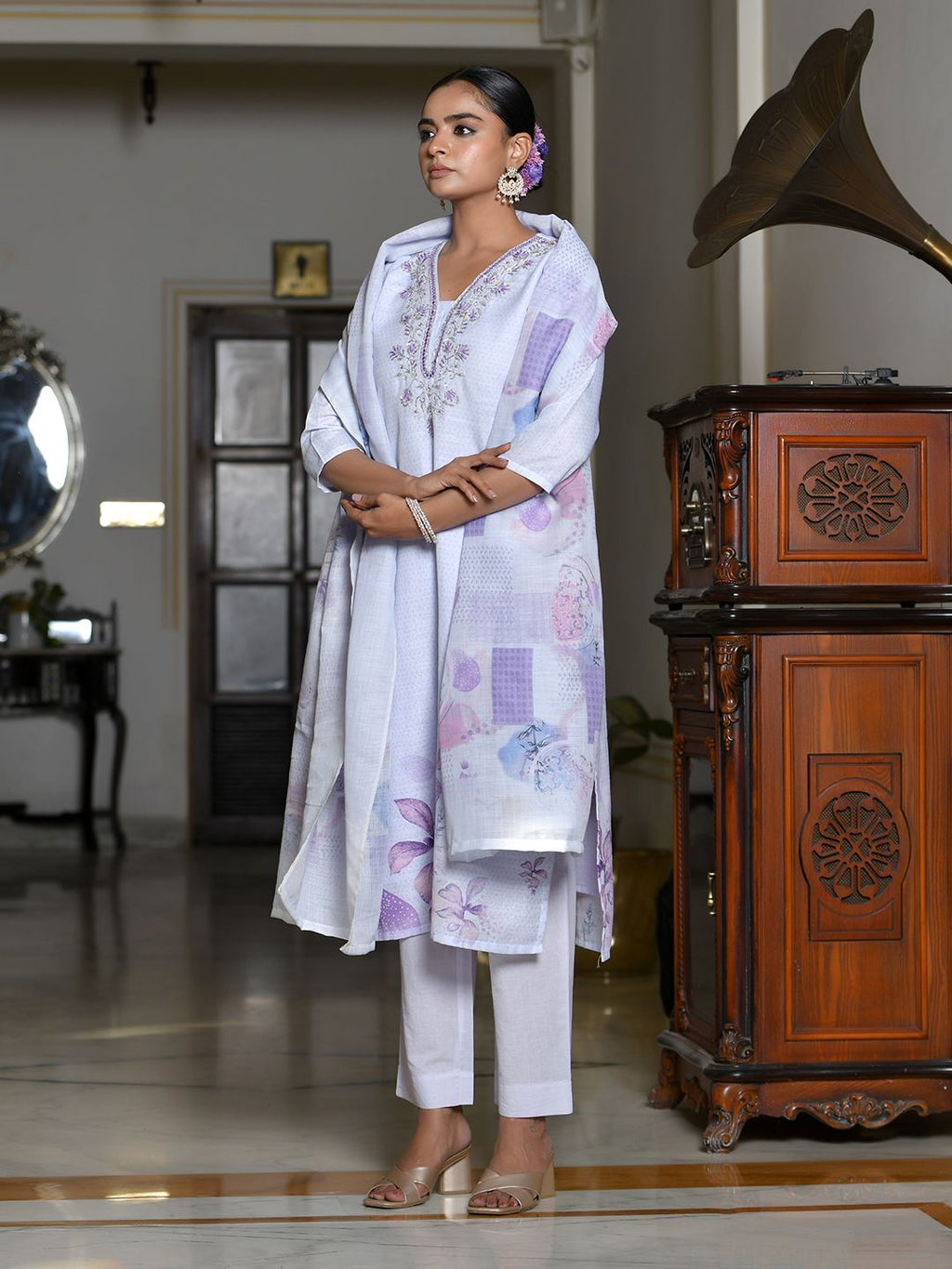 Vaasva Women's Lilac Linen Suit Set With Printed Dupatta