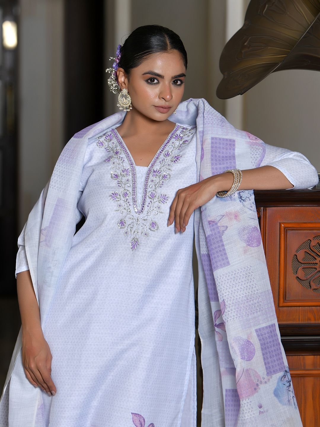 Vaasva Women's Lilac Linen Suit Set With Printed Dupatta