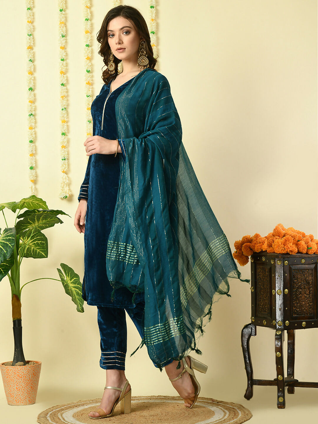 Myshka Women's Teal Velvet Kurta & Trousers With Dupatta Party Sets