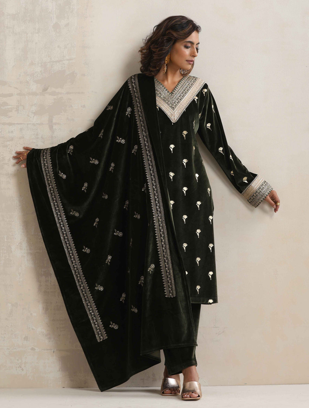 trueBrowns Green Velvet Floral Embroidered Kurta Pant Dupatta Set - Distacart
