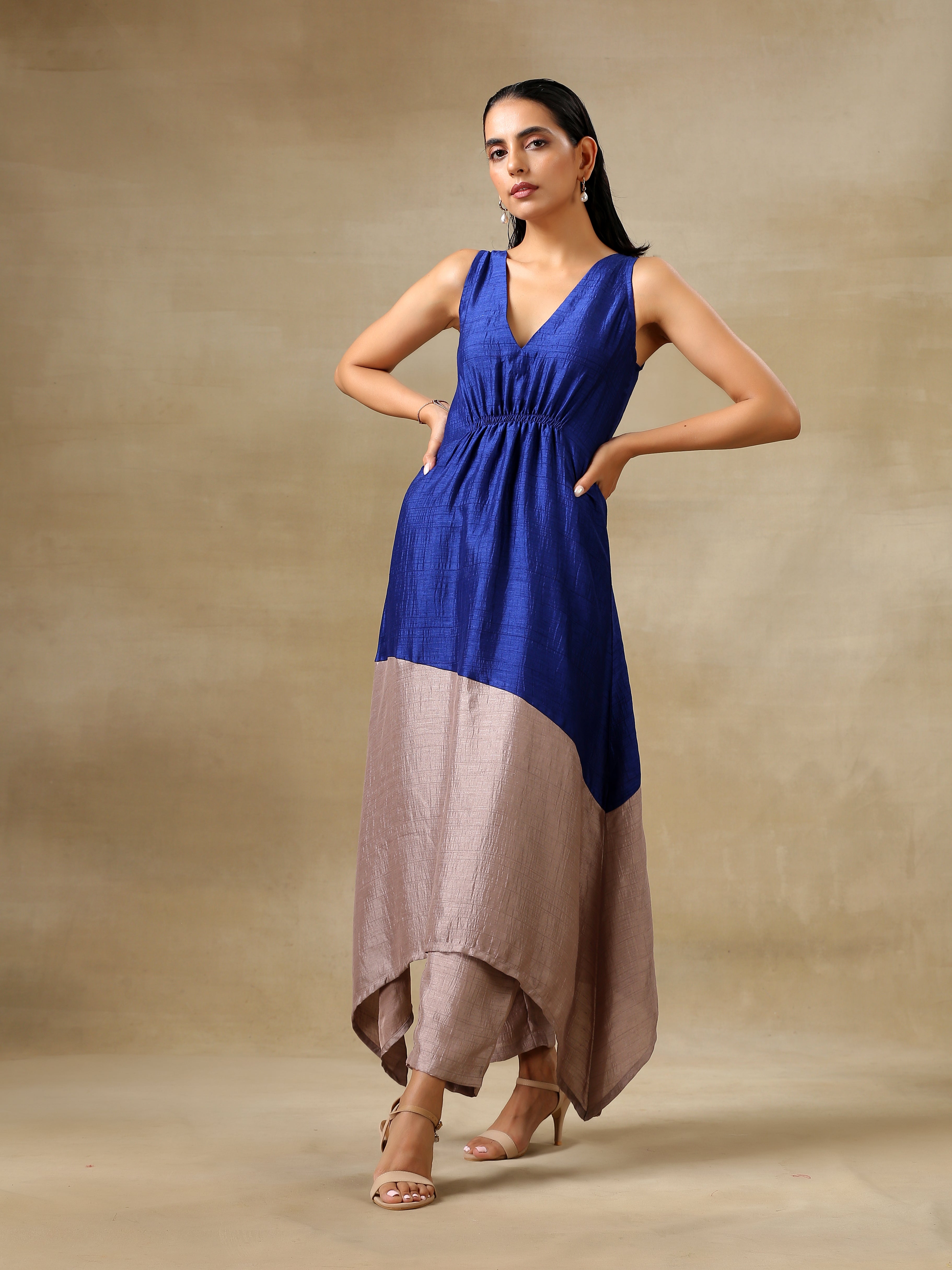trueBrowns Blue and Grey Textured Silk Sleeveless Round Hemline Kurta Pant Set | Relove