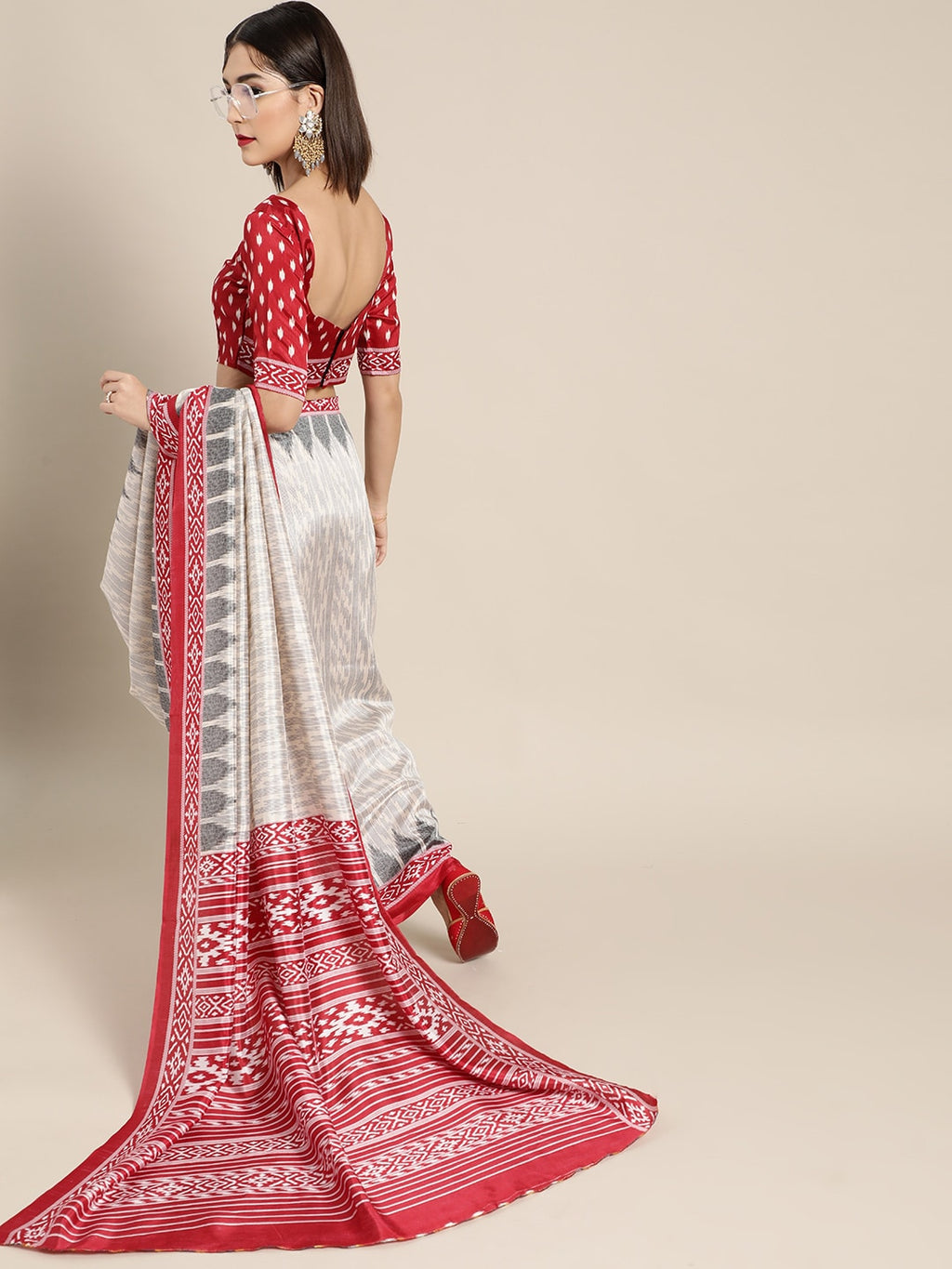 Saree Mall Geometric Silk Blend Saree with Printed border