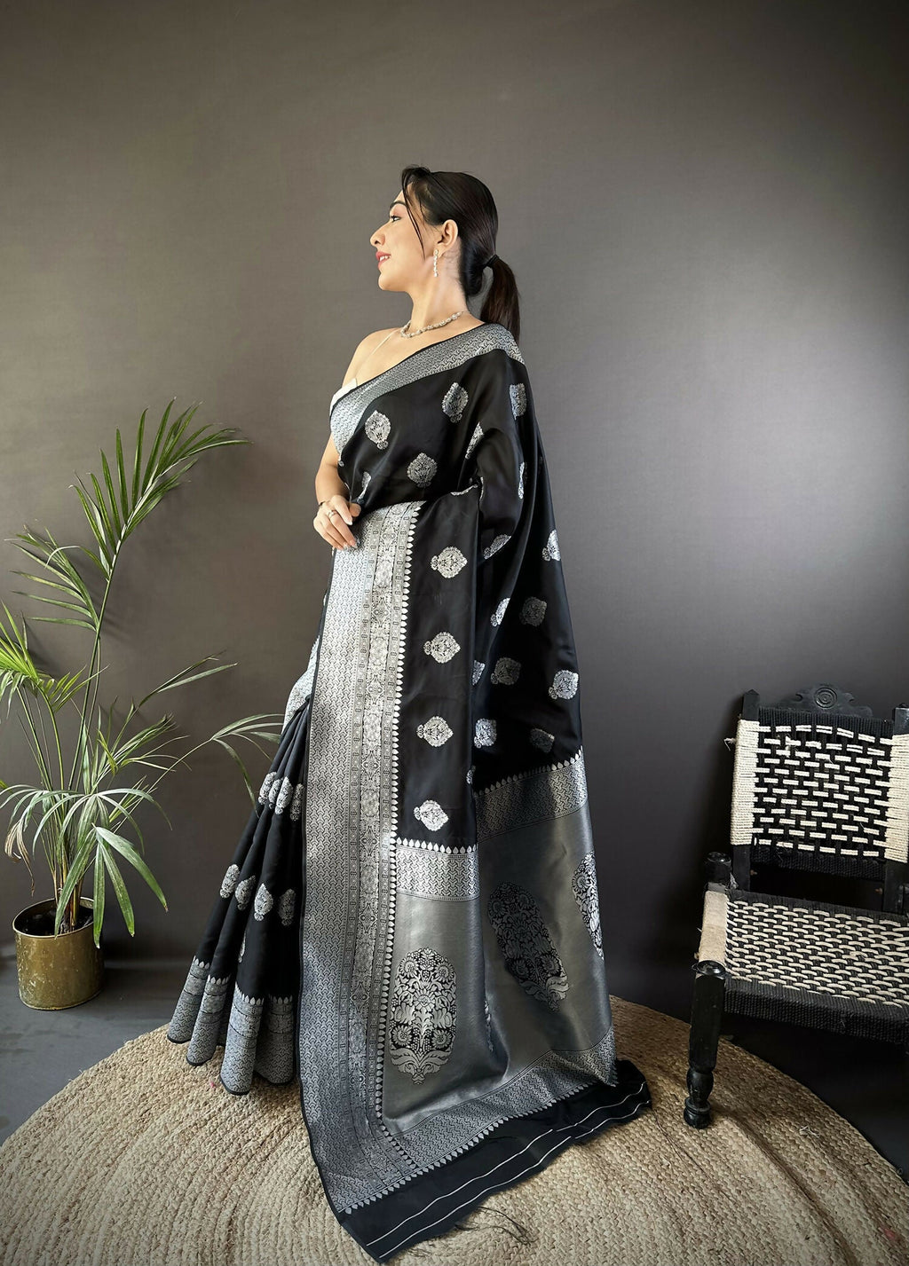 Joban Fashion Black Floral Motifs Soft Silk Banarasi Saree - Distacart