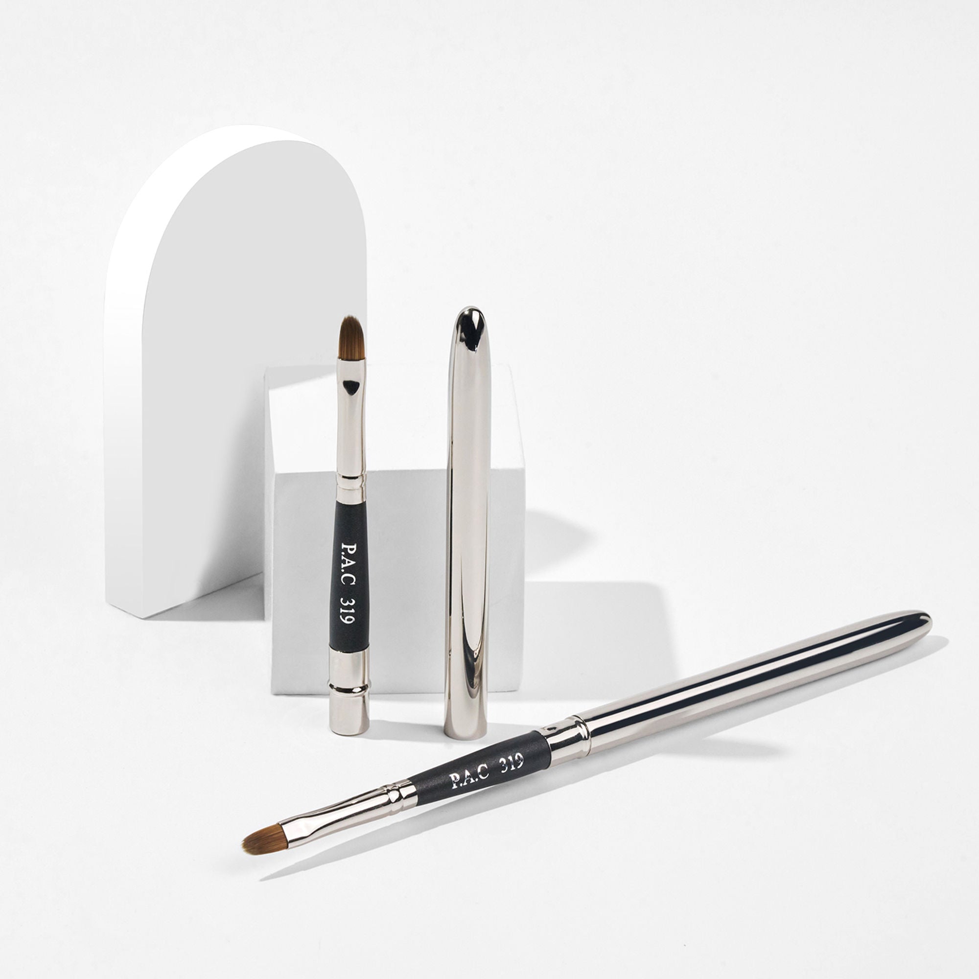 PAC Studio Lip Brush 319 - Tapered Lip Brush Stainless Steel Handle Turns into a Cap, Ideal for Lip Shaping