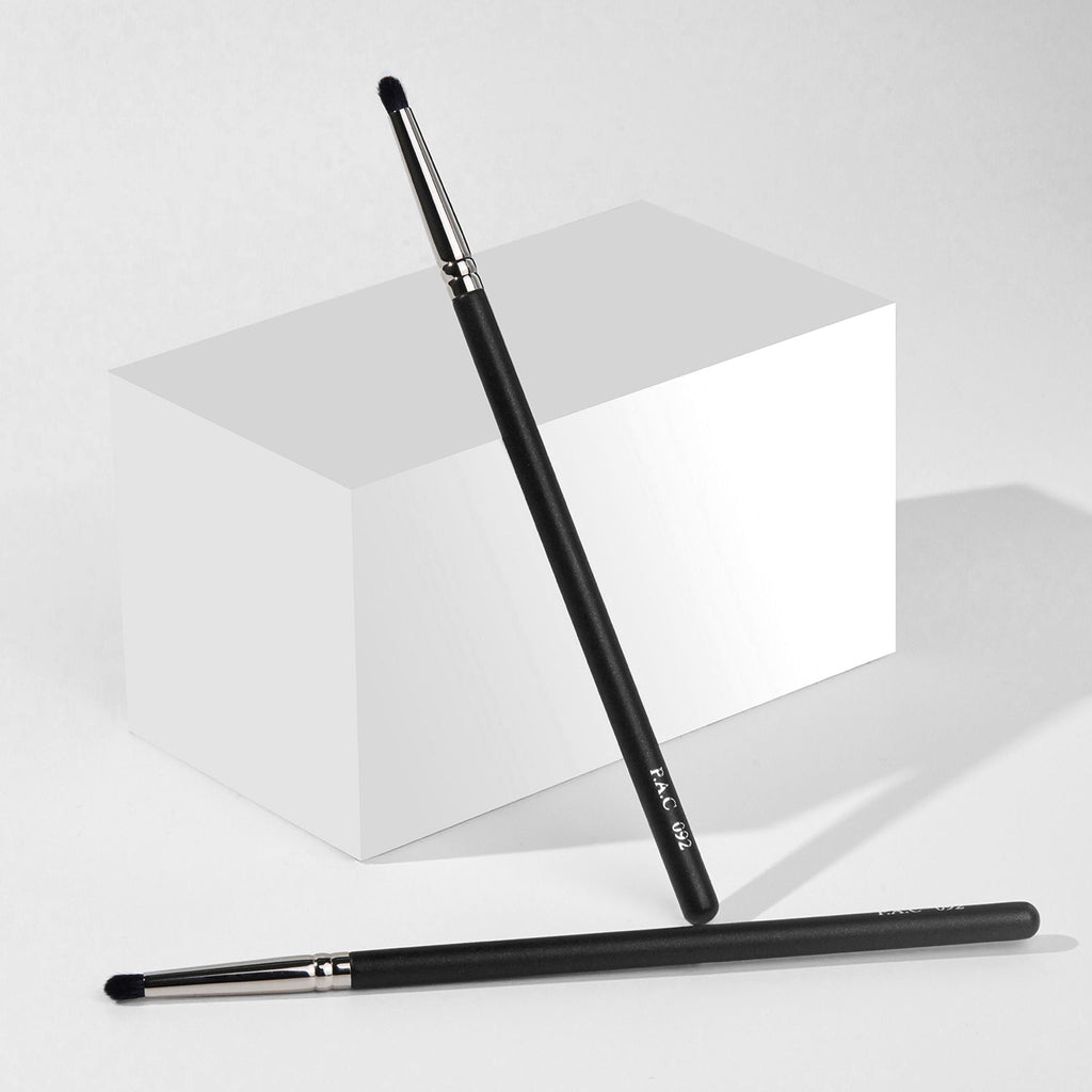 PAC Studio Eyeshadow Blending Brush 092 - Small Smudger Brush for Detailed Blending, Ultra Soft Bristles