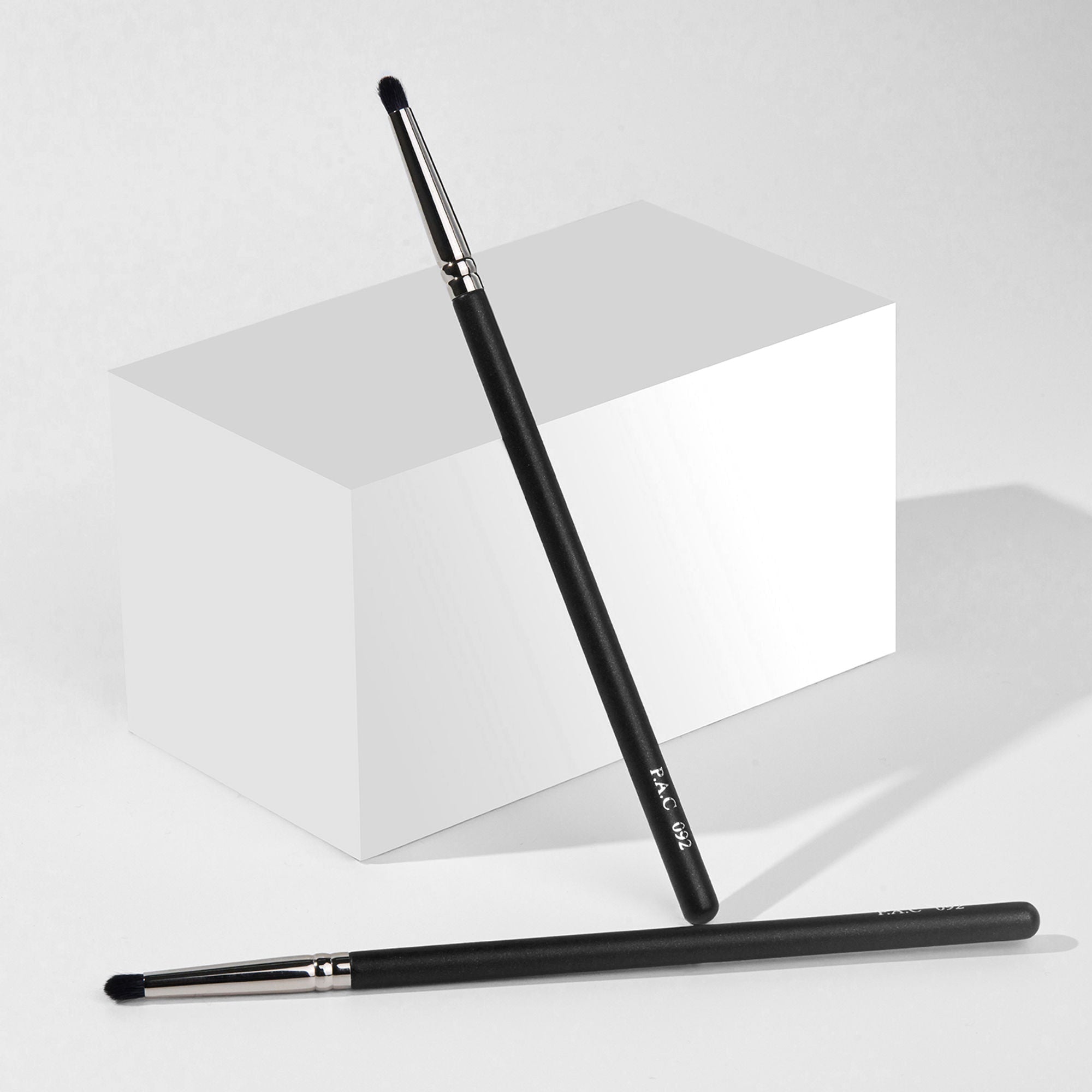 PAC Studio Eyeshadow Blending Brush 092 - Small Smudger Brush for Detailed Blending, Ultra Soft Bristles