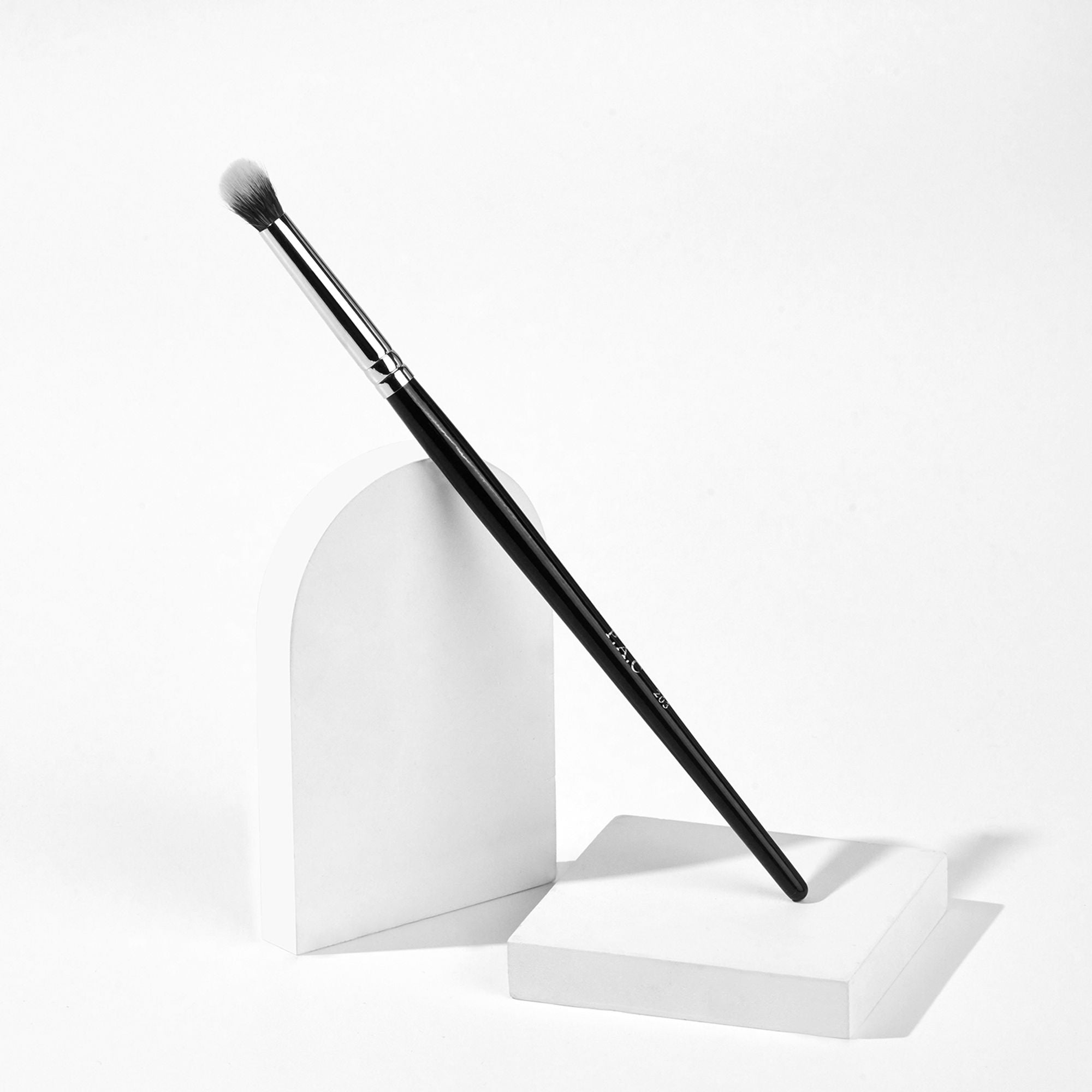 PAC Studio Blending Eyeshadow Brush - 203