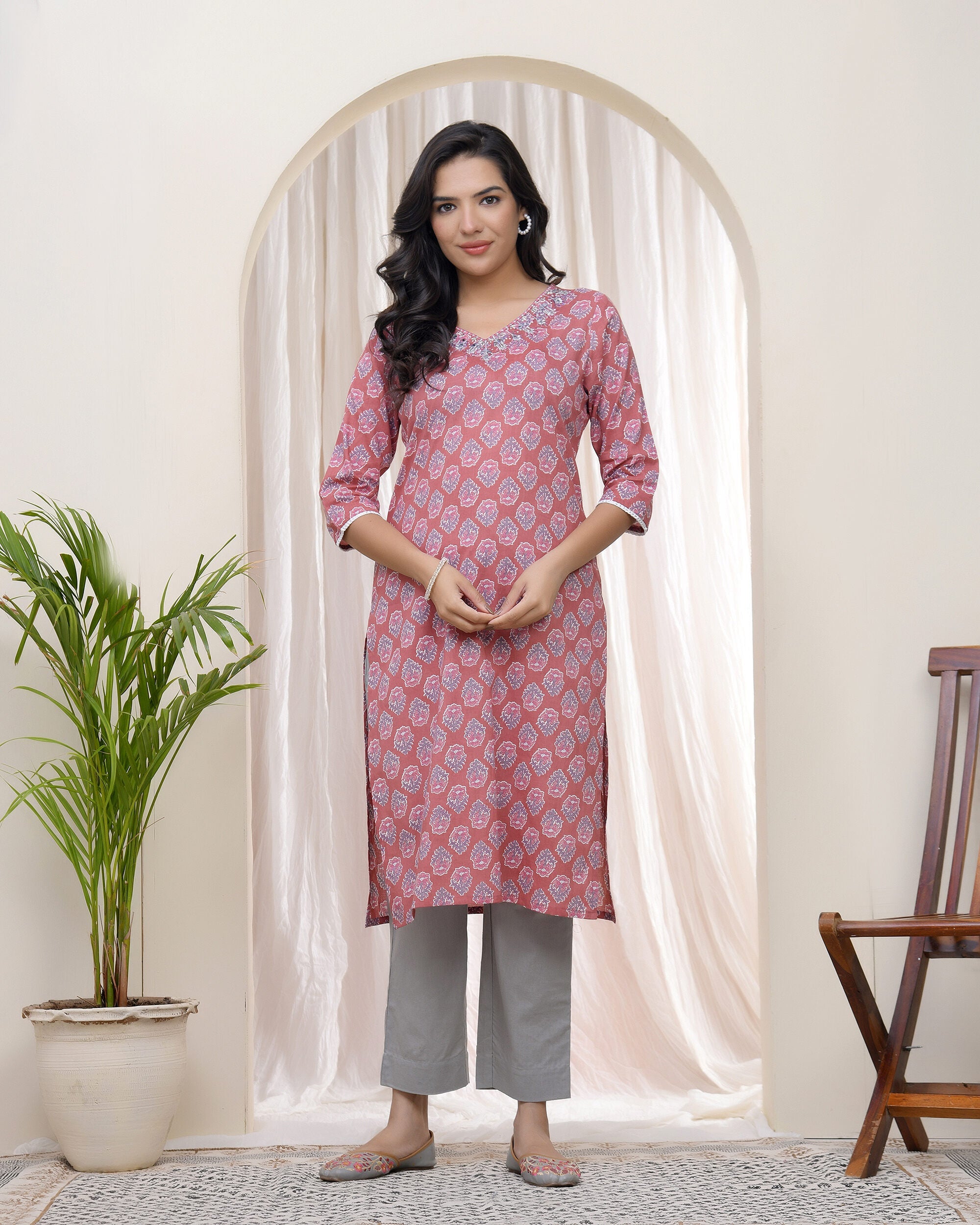 Vaasva Women Pink Cotton Printed Straight Kurti
