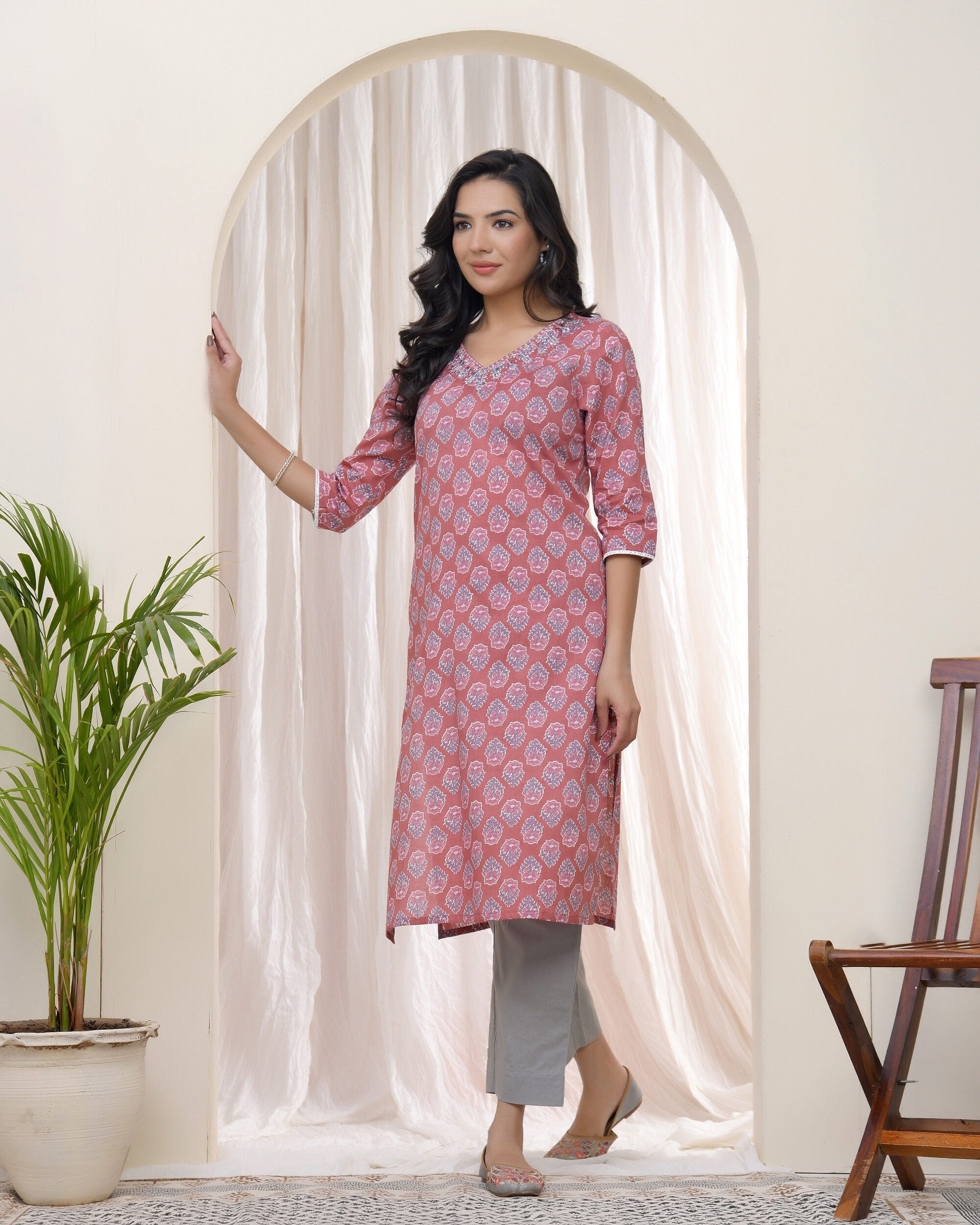 Vaasva Women Pink Cotton Printed Straight Kurti