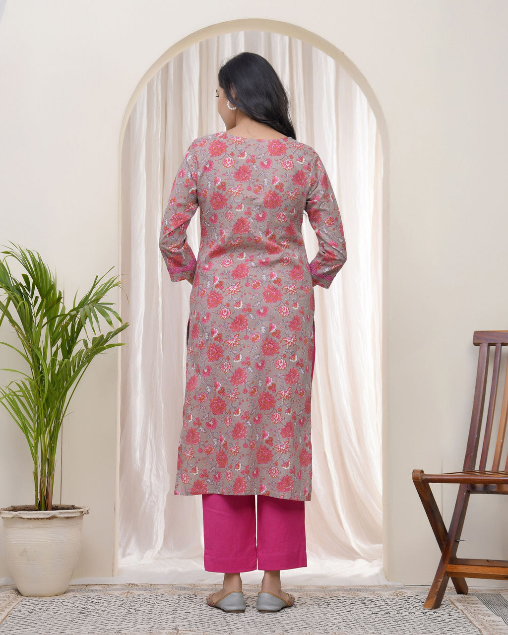 Vaasva Women Charcoal Cotton Printed Straight Kurti
