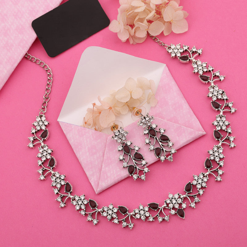 Tehzeeb Creations Silver Pleated White Diamond With Maroon Beads Necklace Set
