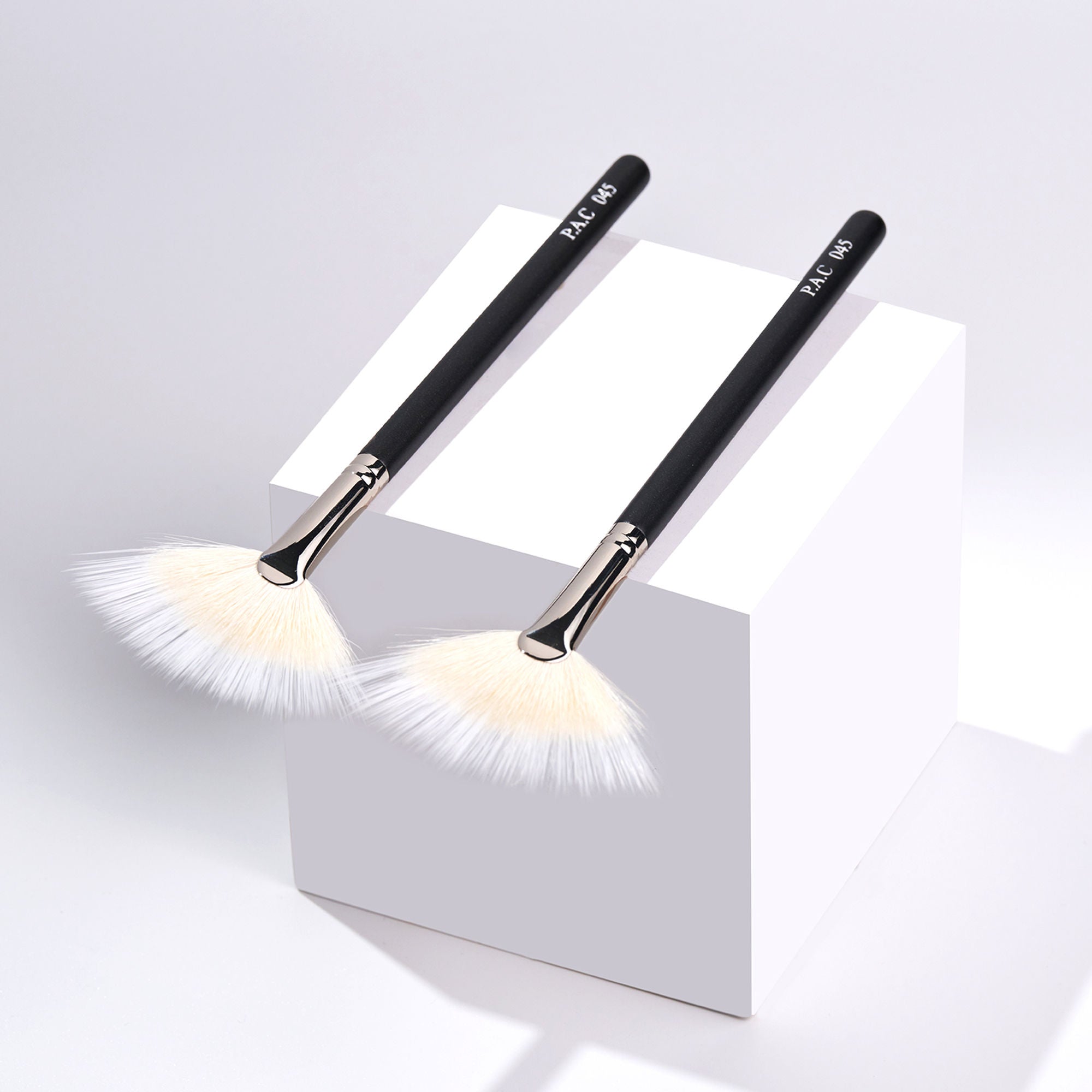 PAC Studio Highlighter Brush - 045