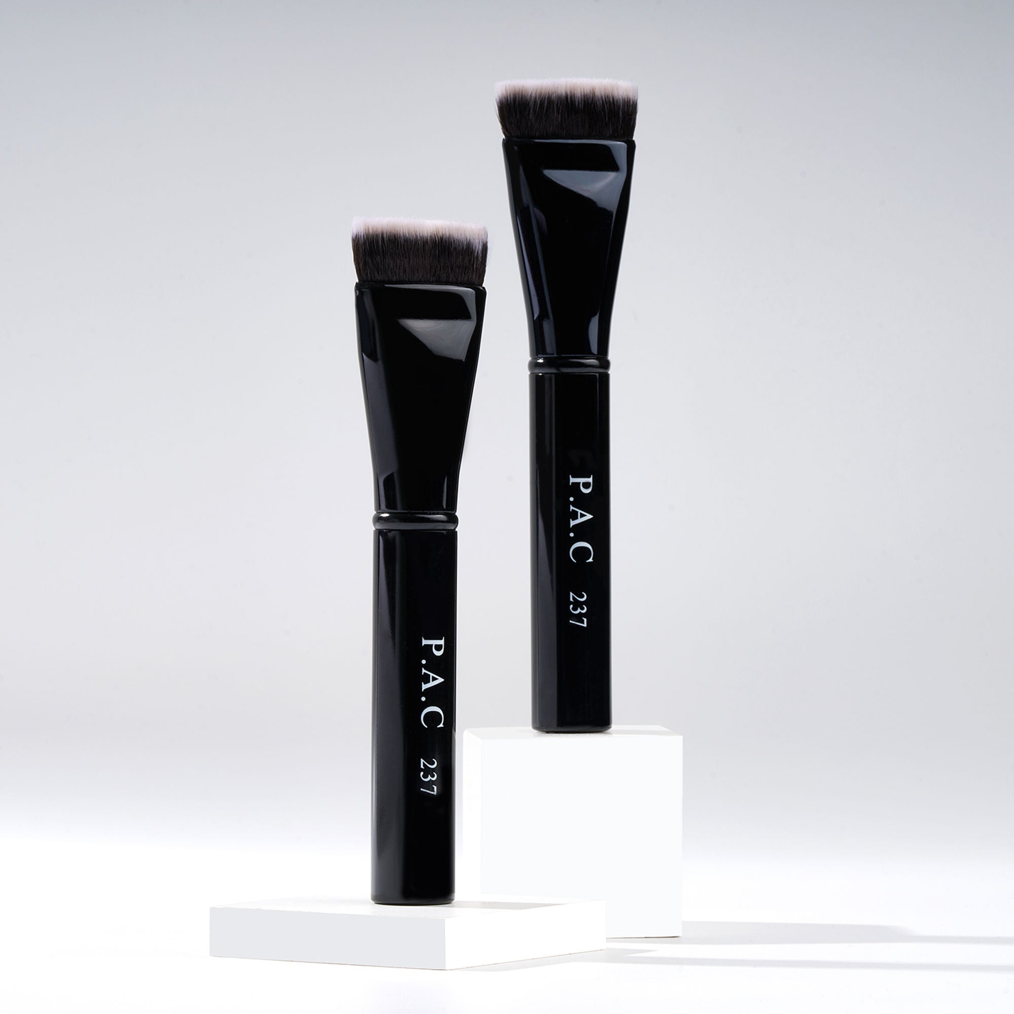 PAC Studio Contouring Brush - 237