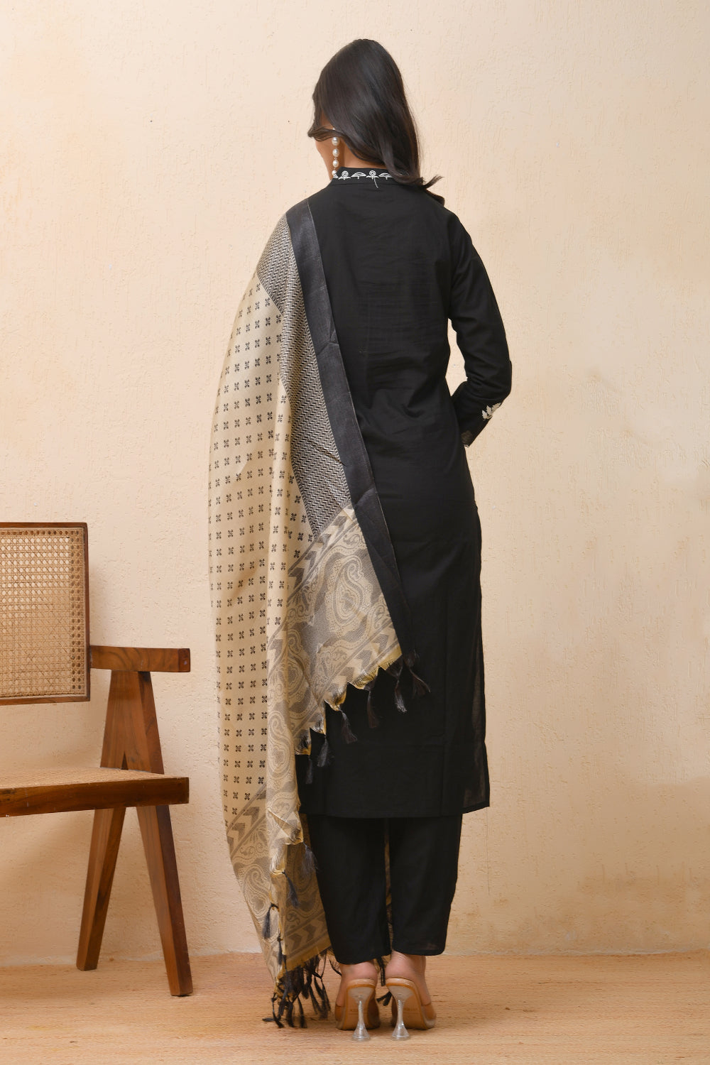 Vaasva Women Black Embroidered Suit Set - Distacart