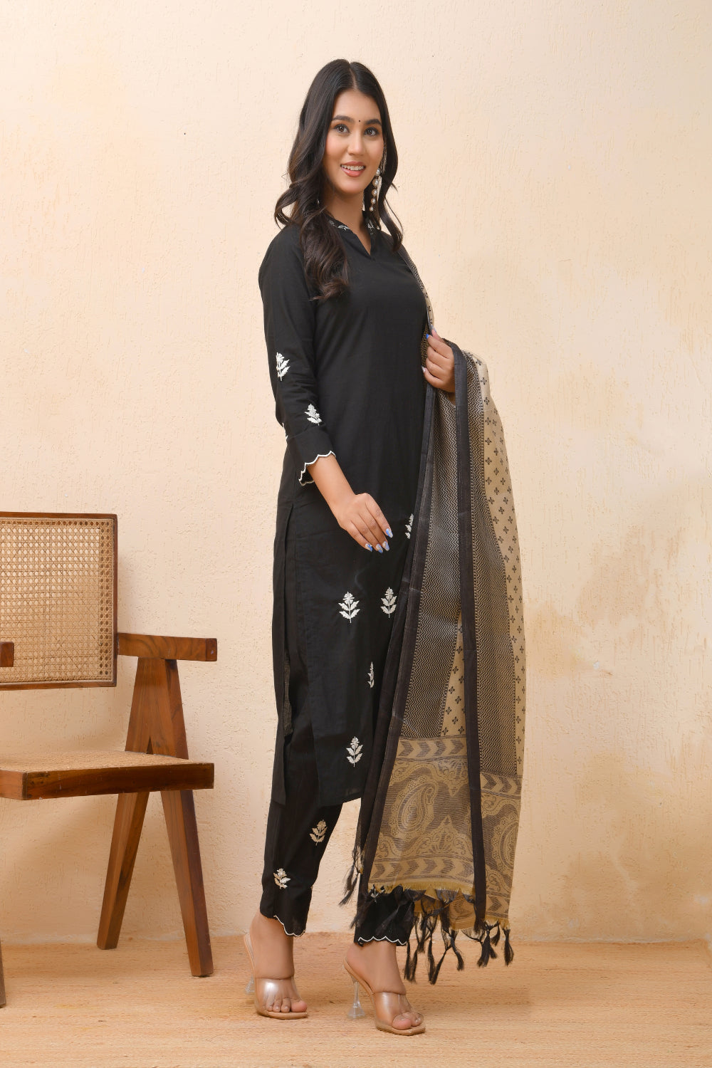 Vaasva Women Black Embroidered Suit Set - Distacart