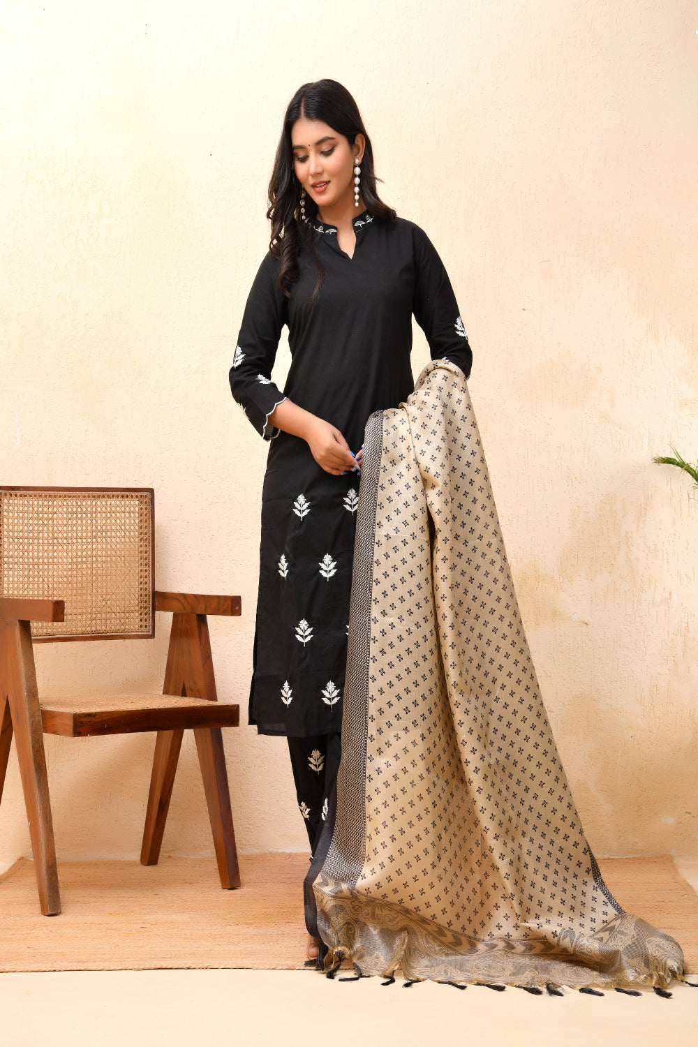 Vaasva Women Black Embroidered Suit Set - Distacart