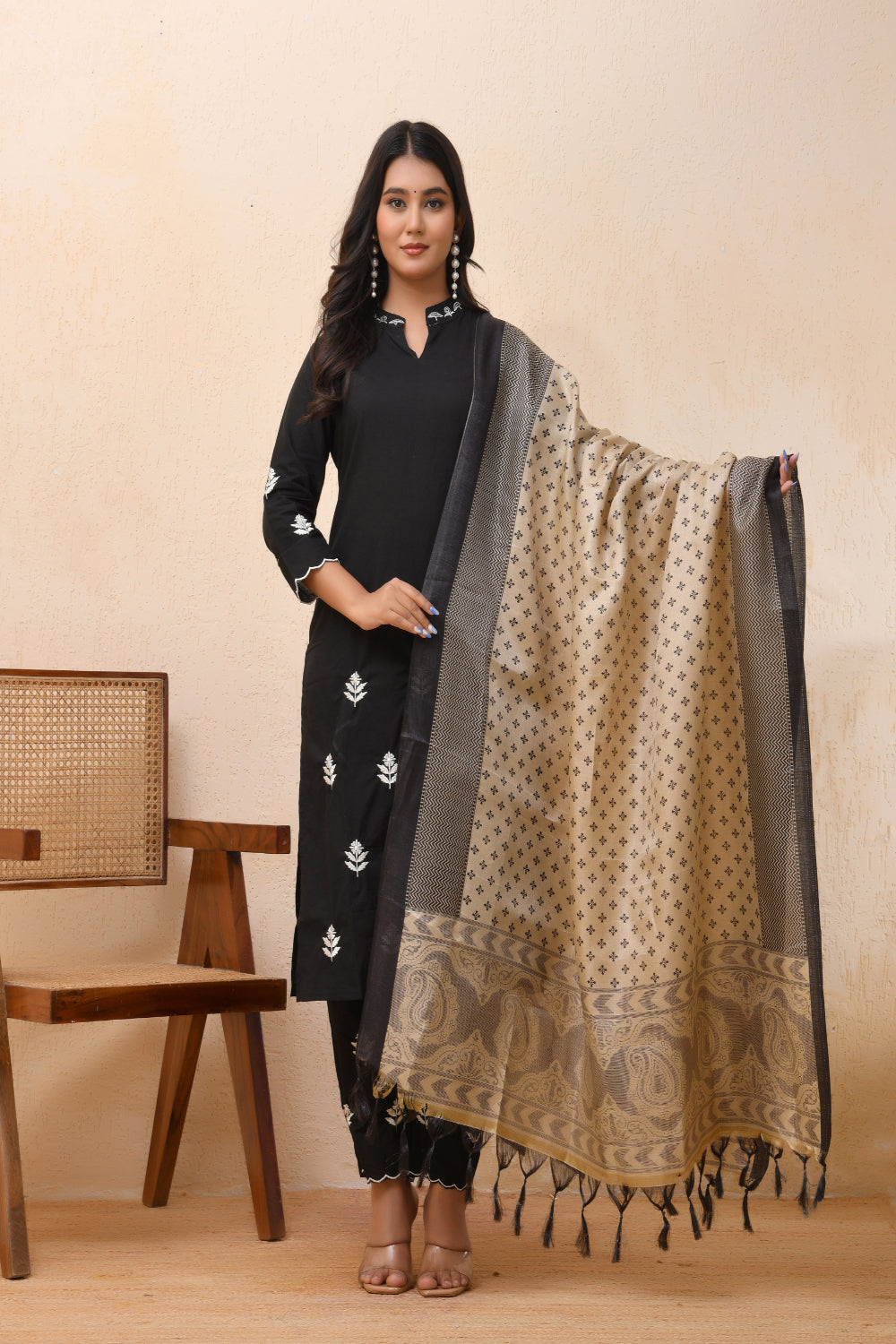 Vaasva Women Black Embroidered Suit Set - Distacart