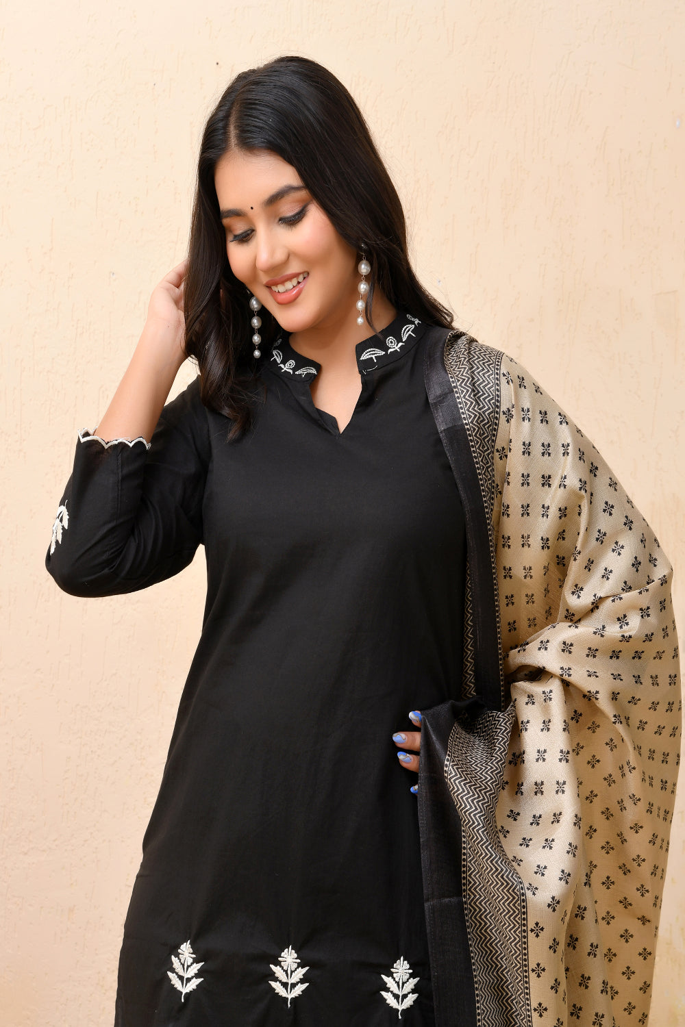 Vaasva Women Black Embroidered Suit Set - Distacart
