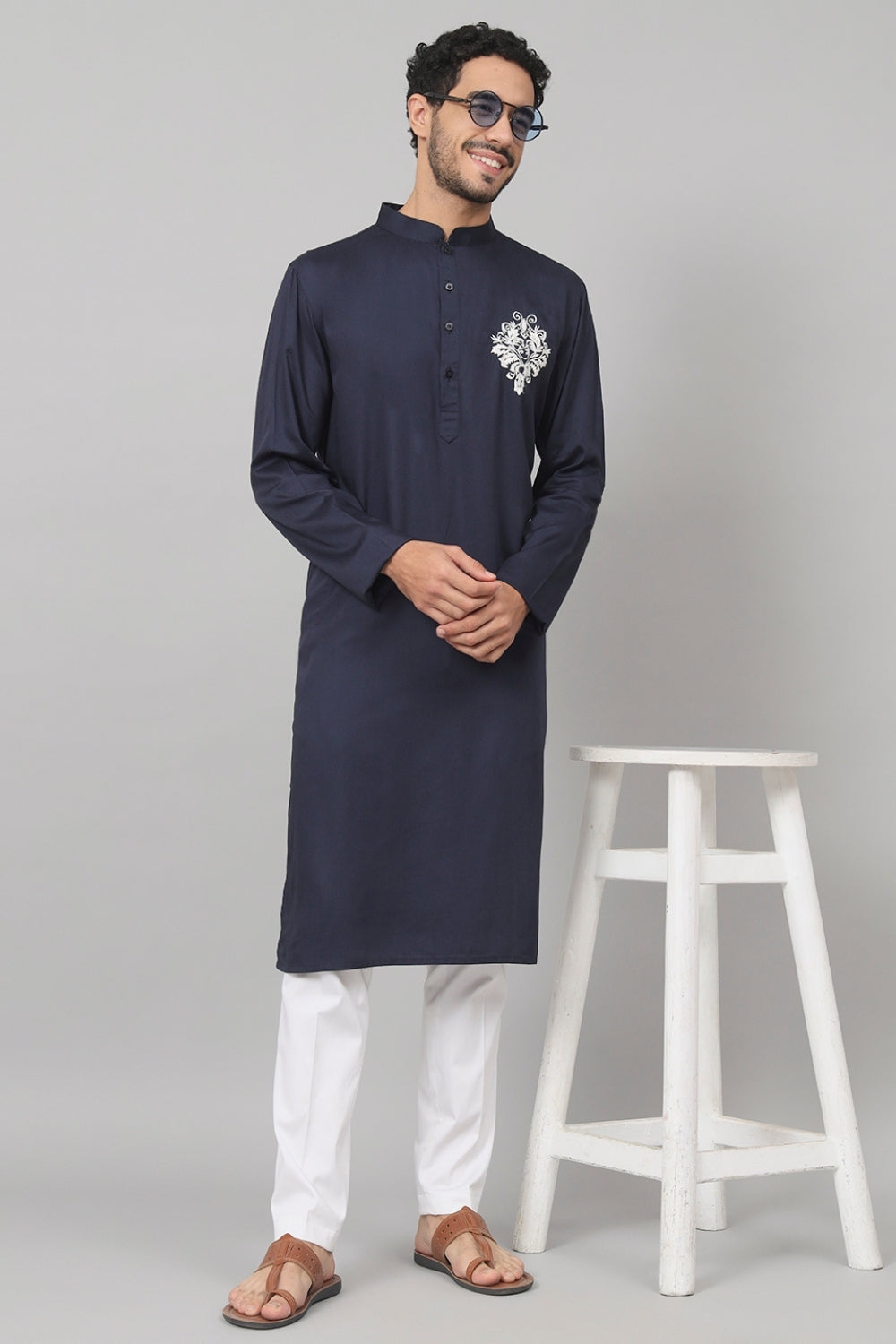 Classic Cotton Kurta With Single Motif Embroidery by Hilo Design