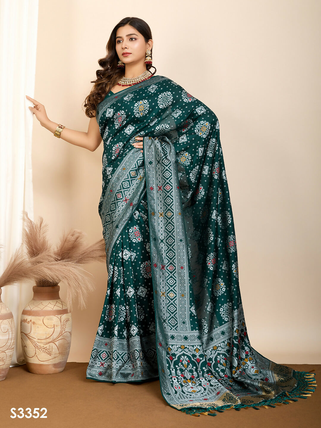 Green Soft Silk Woven Meenakari Designer Saree - Vedanti