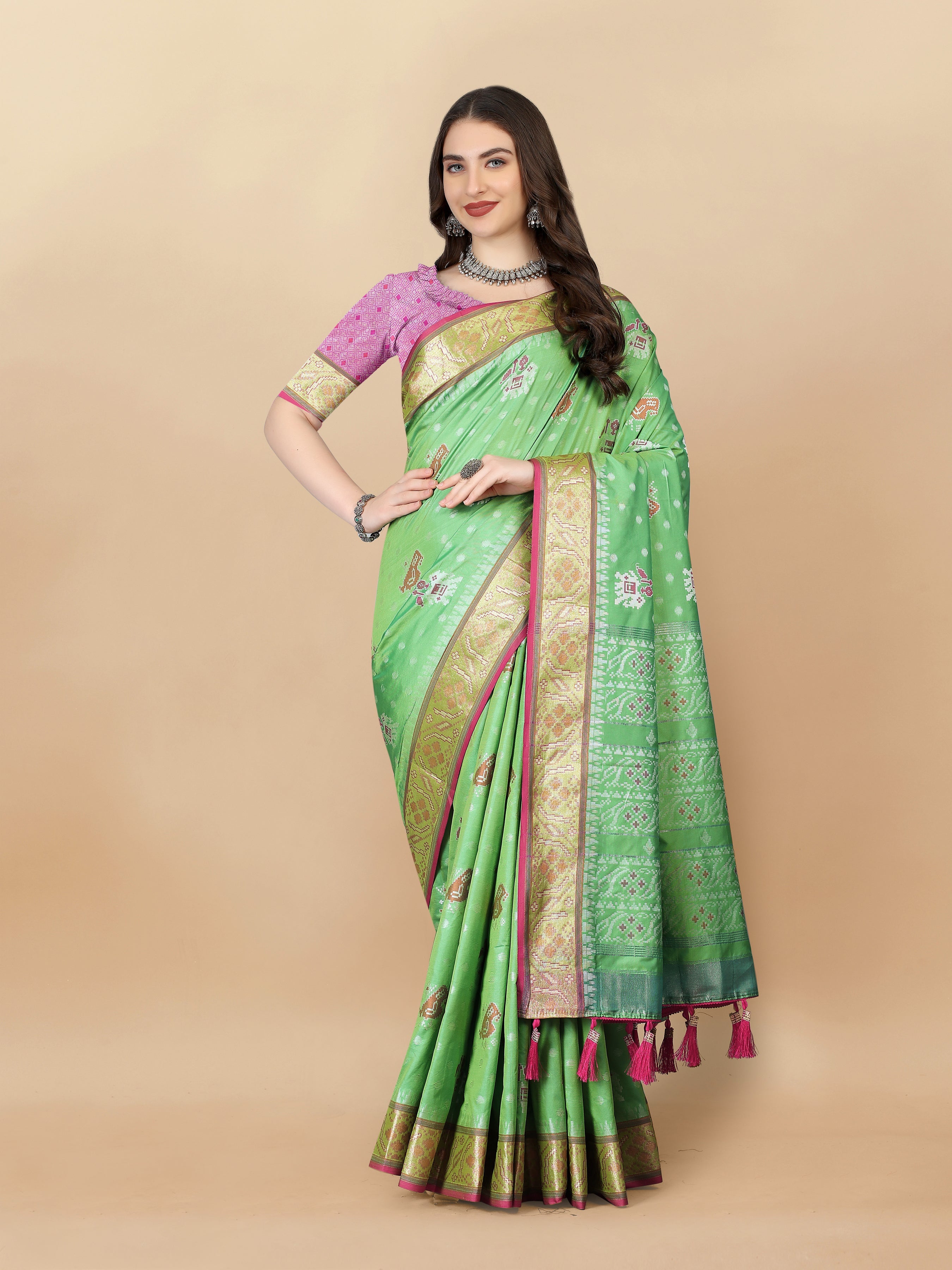 Lorenvalley Fashion Soft Silk Patola Weaving With Beautiful Rich Pallu With Blouse - Parrotgreen