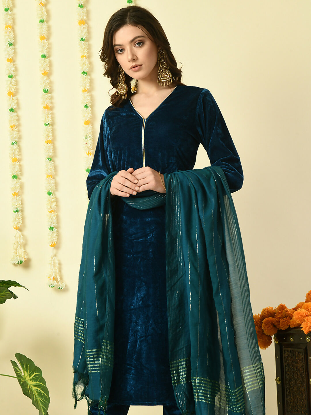 Myshka Women's Teal Velvet Kurta & Trousers With Dupatta Party Sets