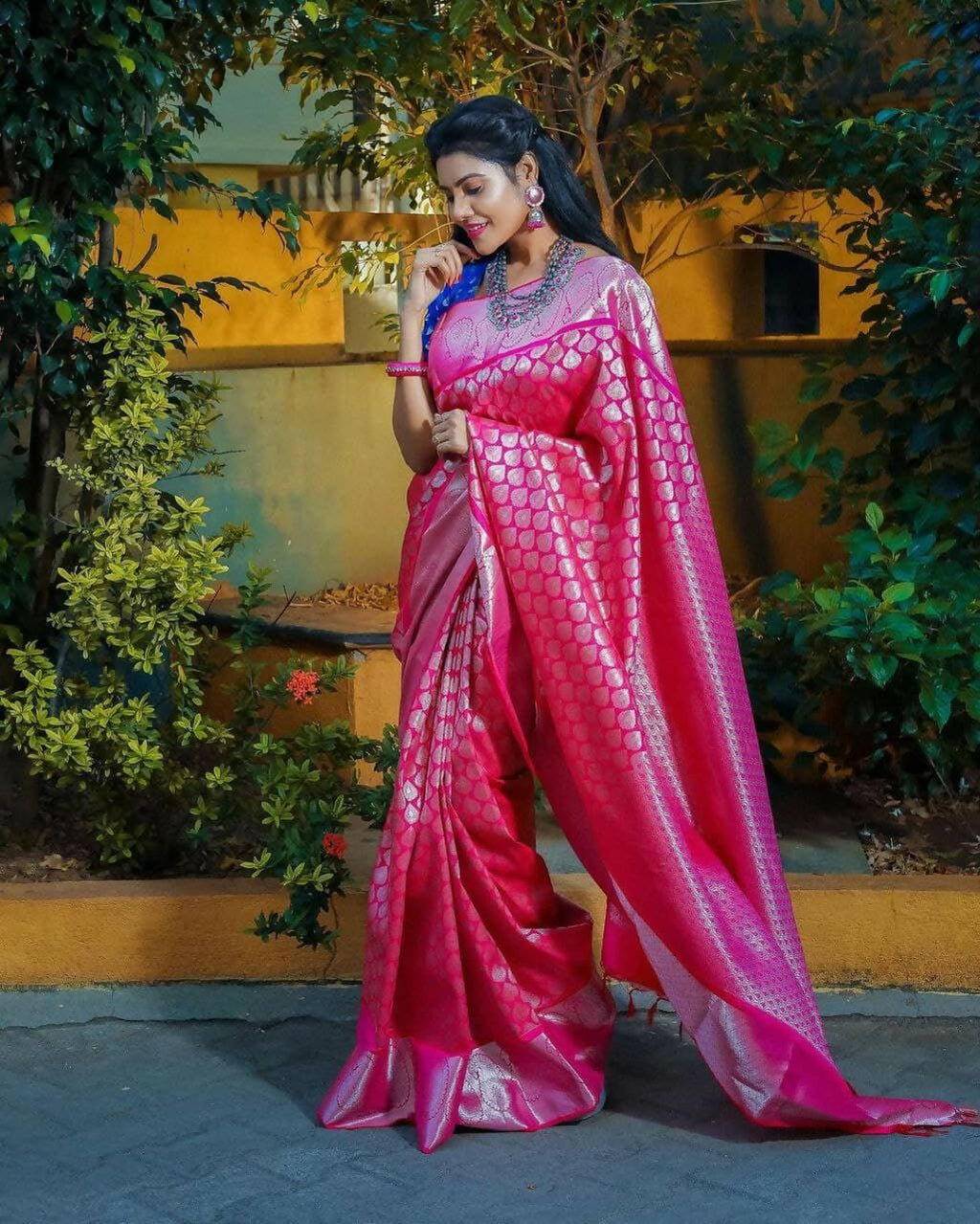 DEIANA'S Beautiful Designer Golden zari Soft Lichi Silk Saree - Pink