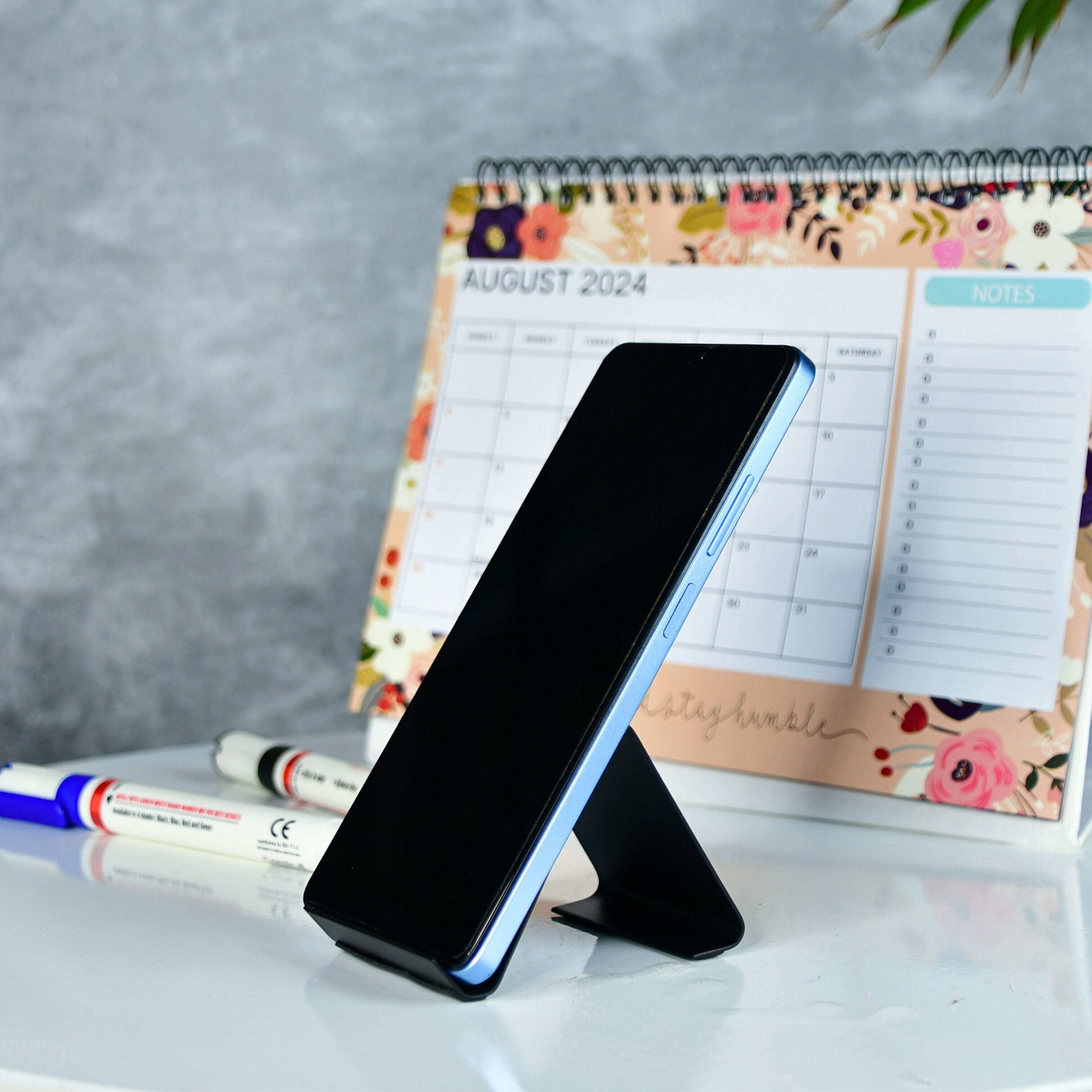Sowpeace / Modern Freestanding Metal Mobile Phone Stand - Distacart