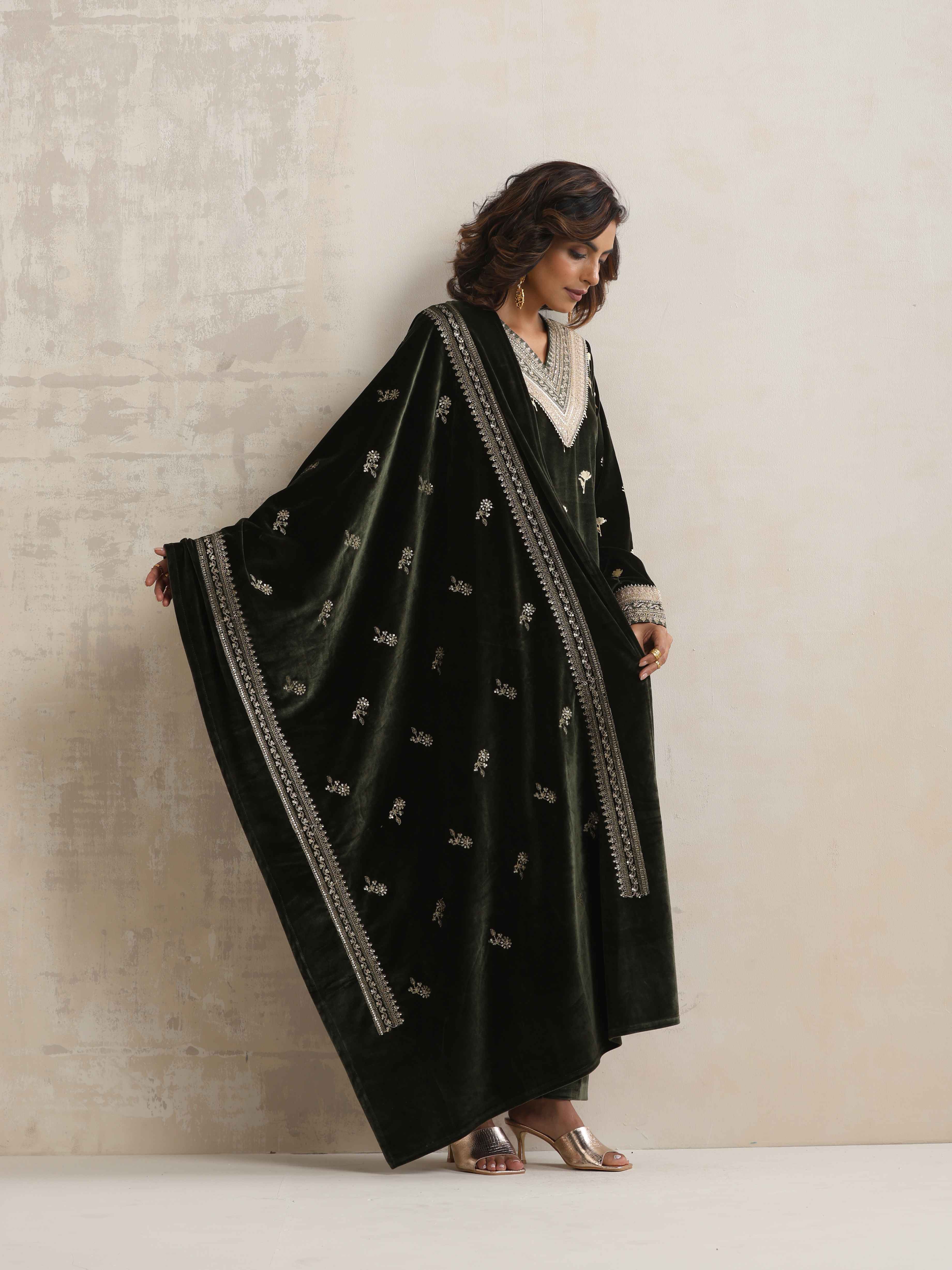 trueBrowns Green Velvet Floral Embroidered Kurta Pant Dupatta Set - Distacart