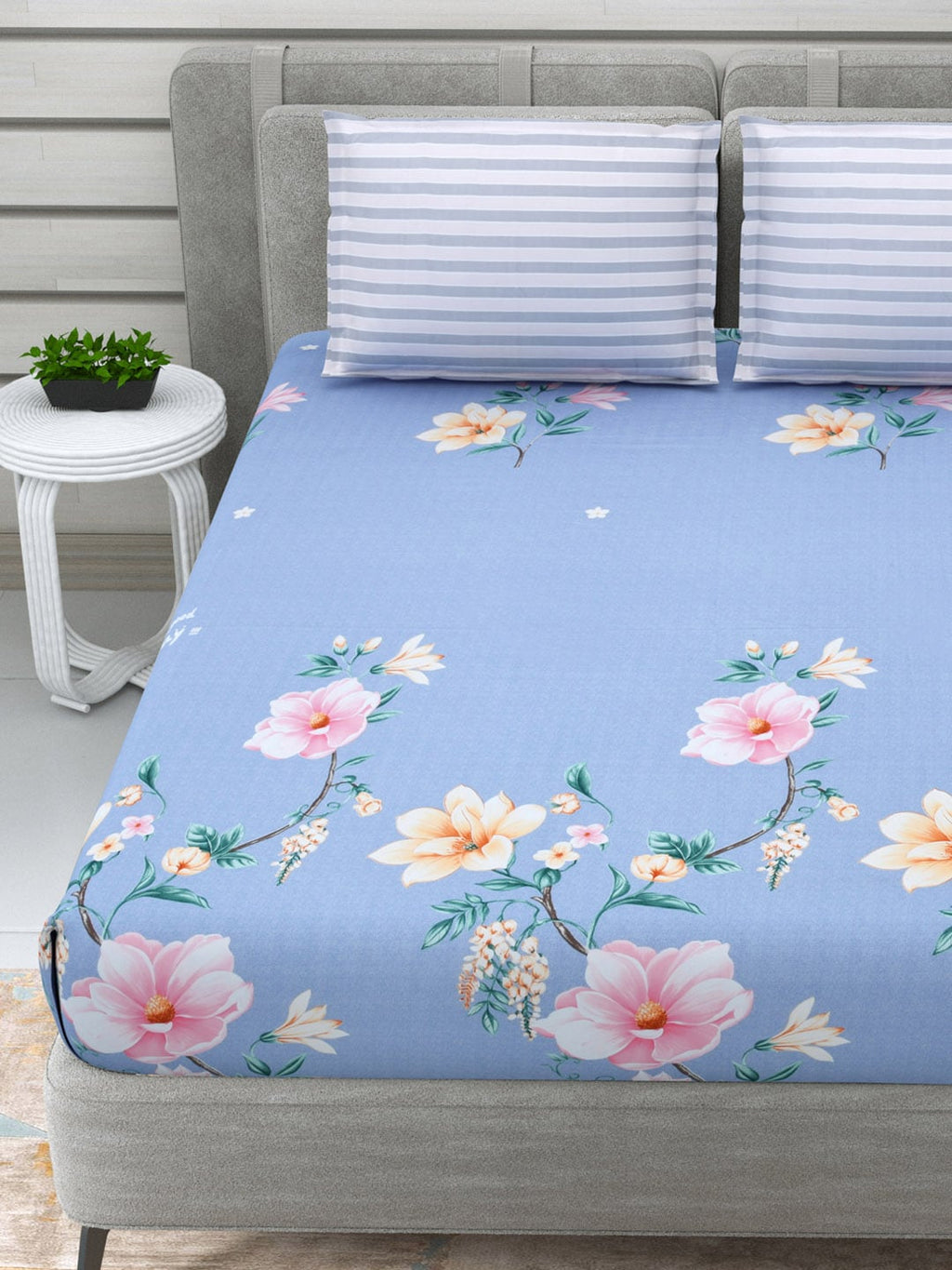 DREAM WEAVERZ Blue & Pink Floral Glazed Cotton 220 TC King Bedsheet with 2 Pillow Covers
