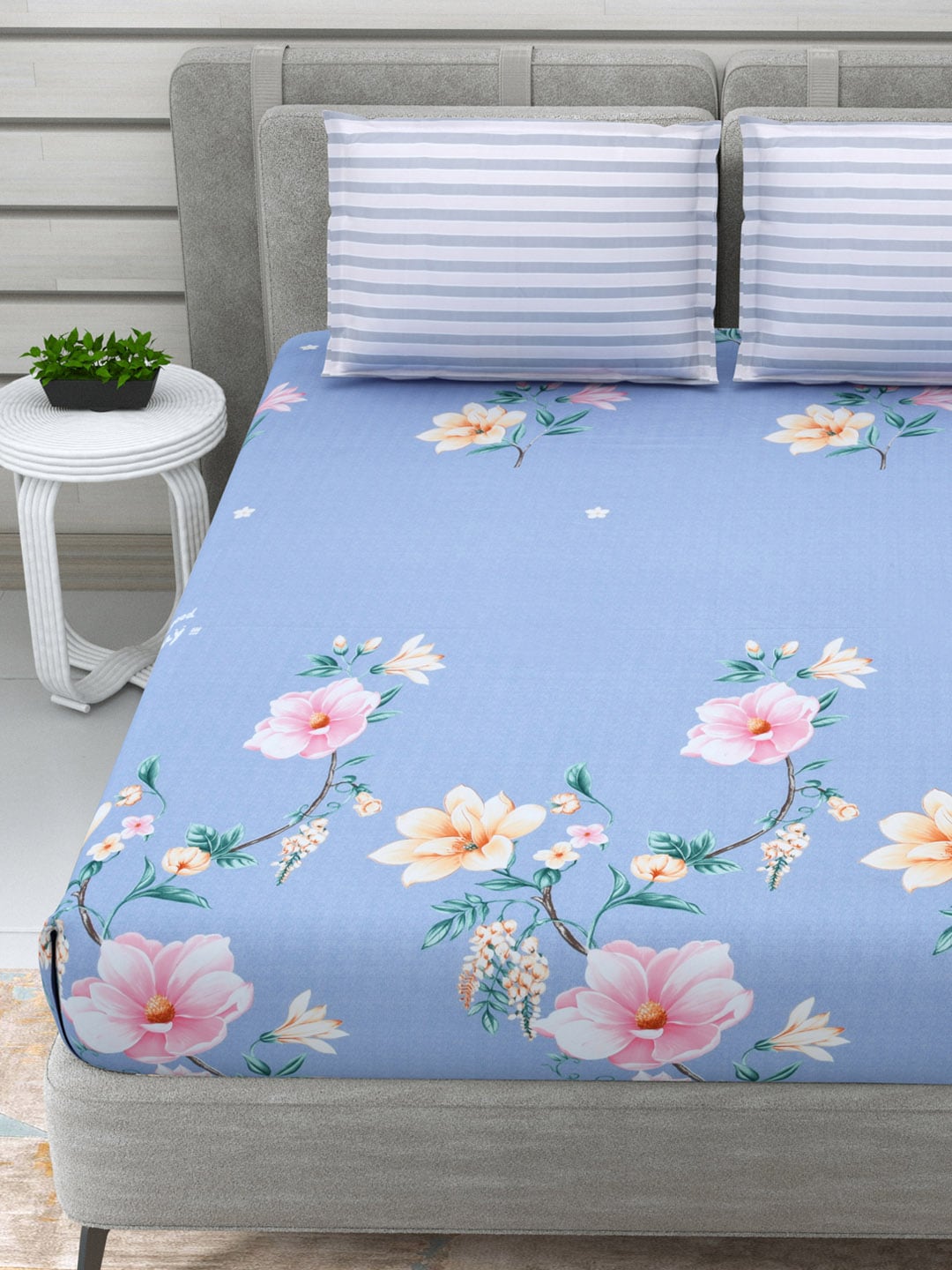 DREAM WEAVERZ Blue & Pink Floral Glazed Cotton 220 TC King Bedsheet with 2 Pillow Covers