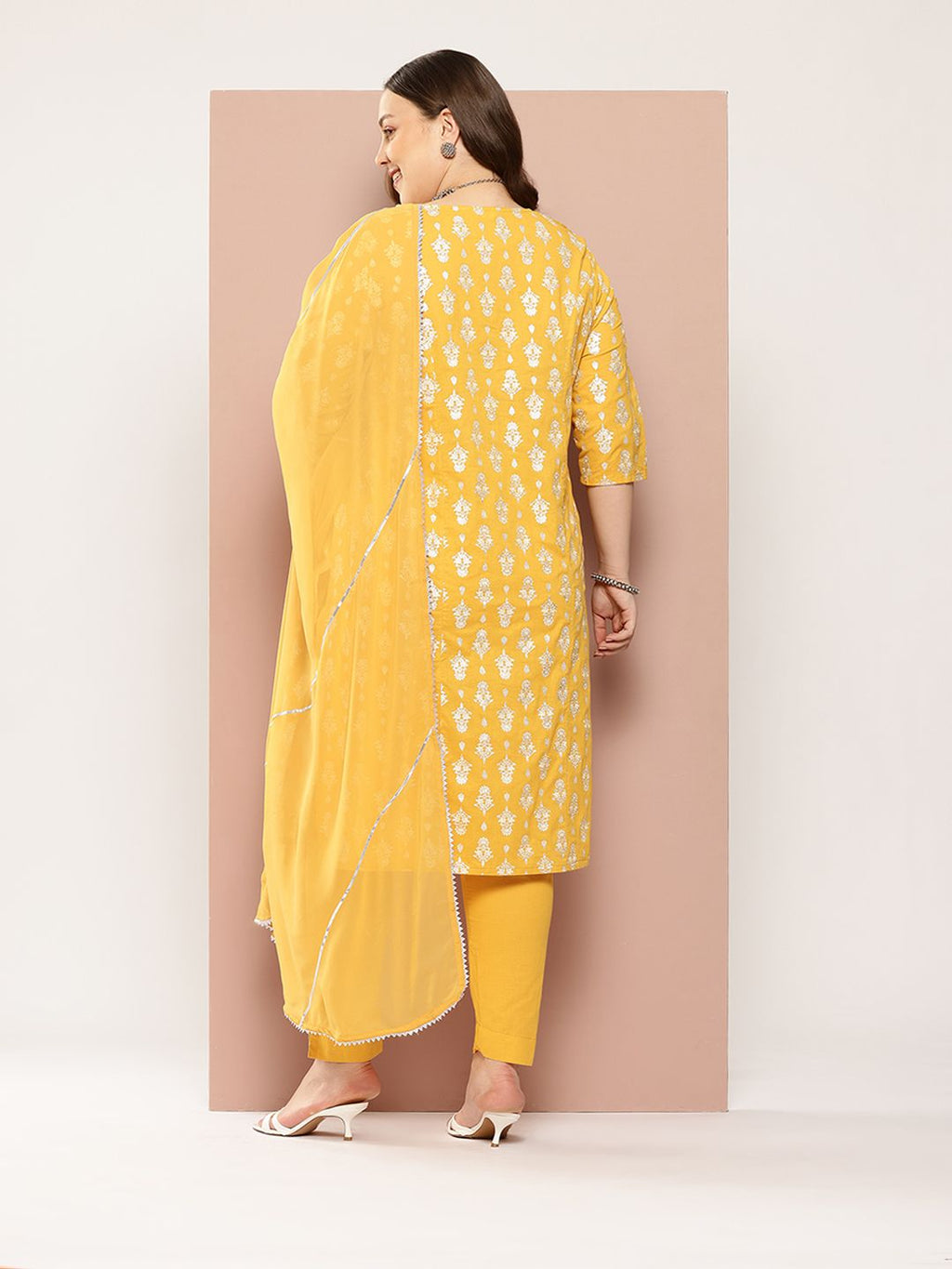 Sztori Plus-Size Gotta Patti Ethnic Motif Print Pure Cotton Kurta with Trousers & Dupatta