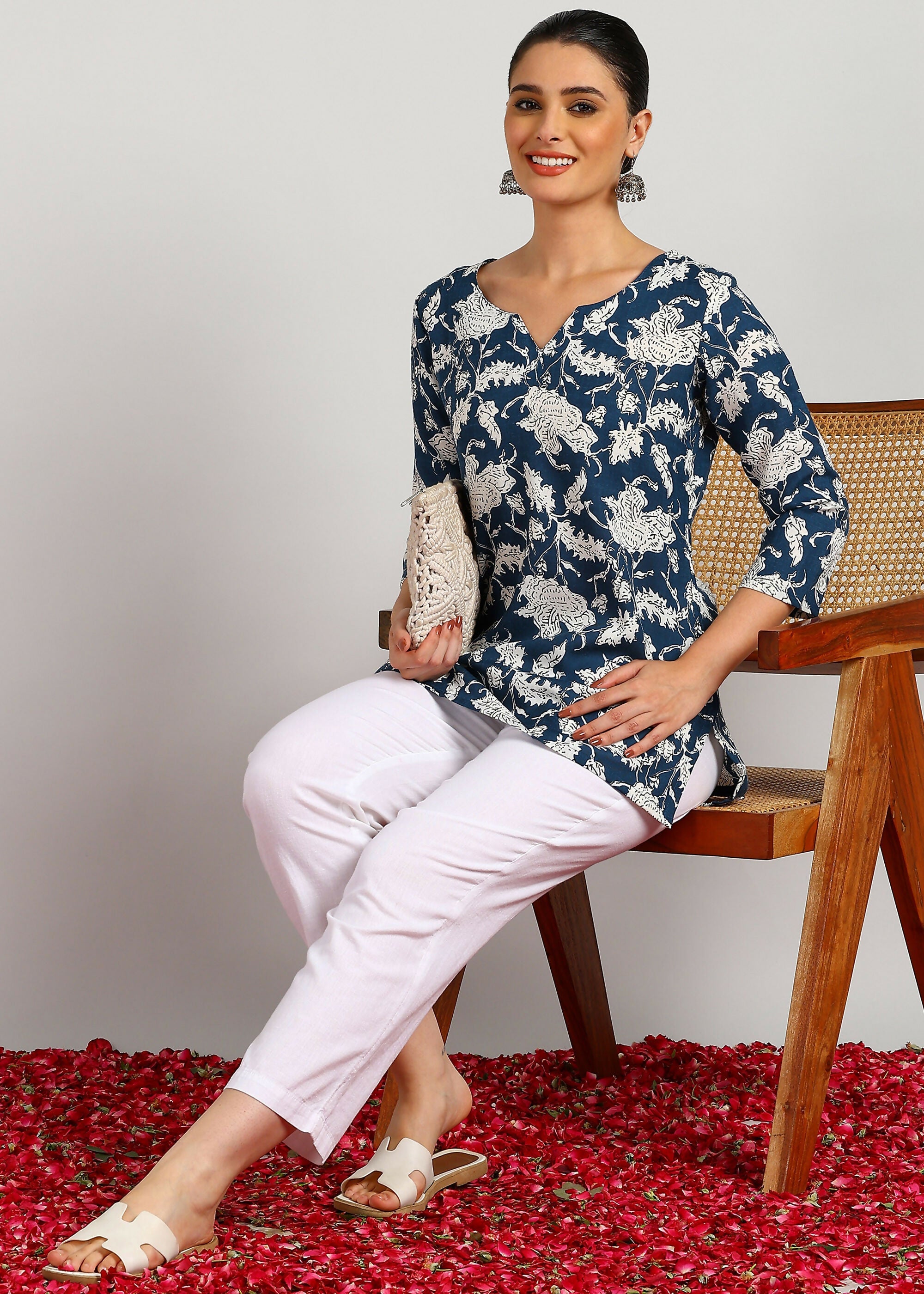Aavyora Women's Navy Blue & White Floral Printed Tunic - Distacart