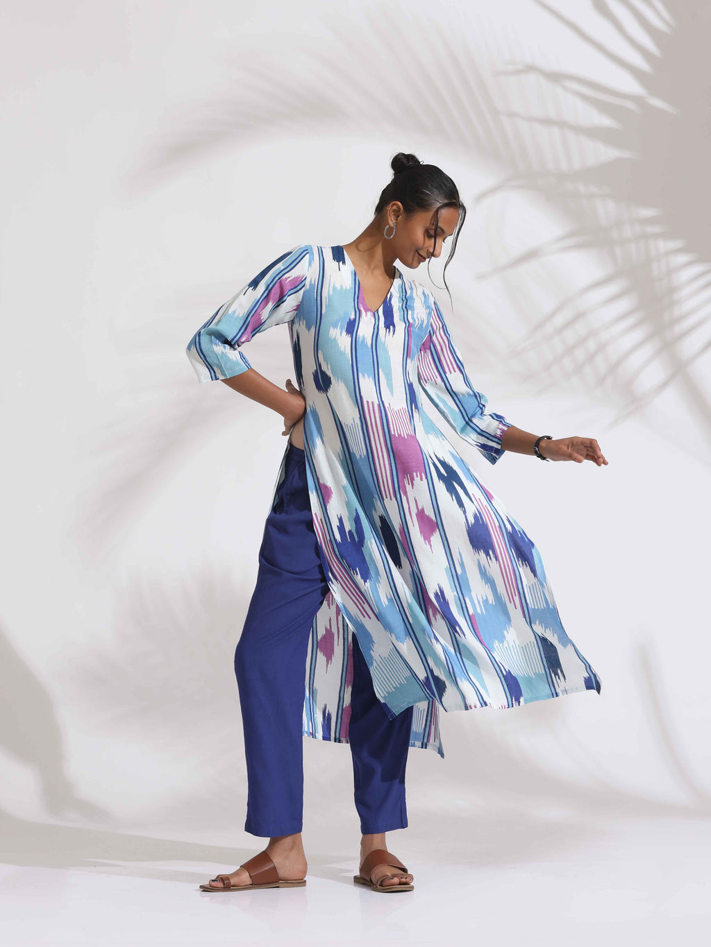 trueBrowns Blue Ikat Print Muslin Kurta Set - Distacart