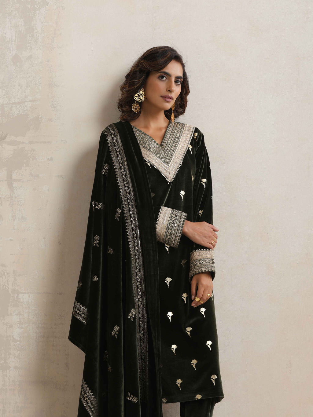 trueBrowns Green Velvet Floral Embroidered Kurta Pant Dupatta Set - Distacart