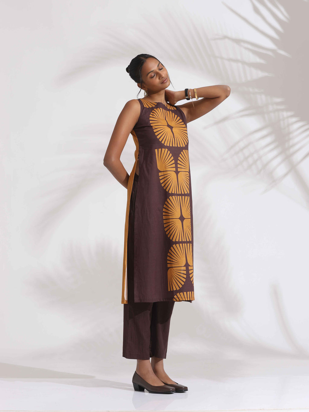trueBrowns Brown Cotton Print Sleeveless Kurta Set - Distacart