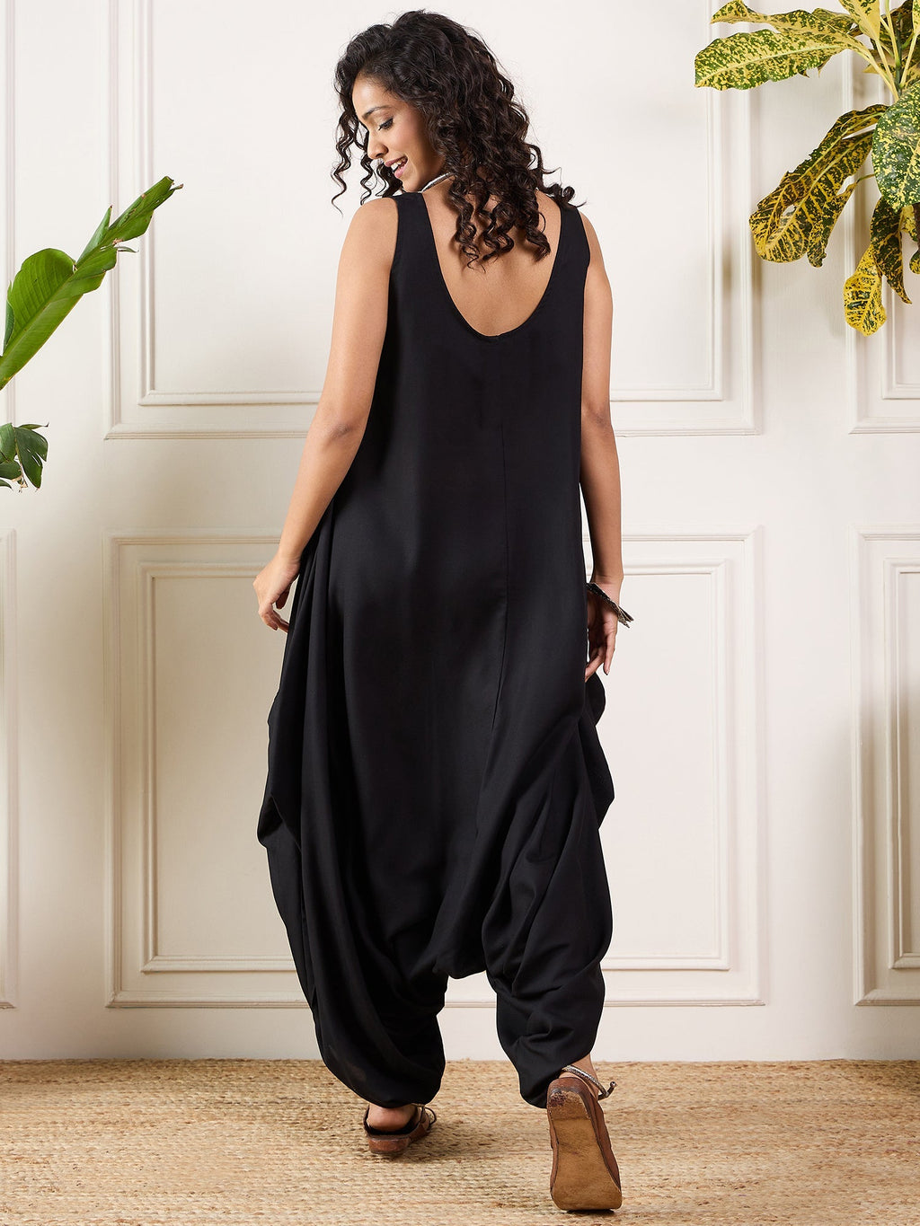 InWeave Black Round Sleeveless Jumpsuit