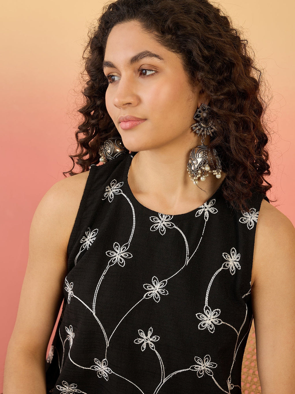 InWeave Black Embroidery R Neck Black Set