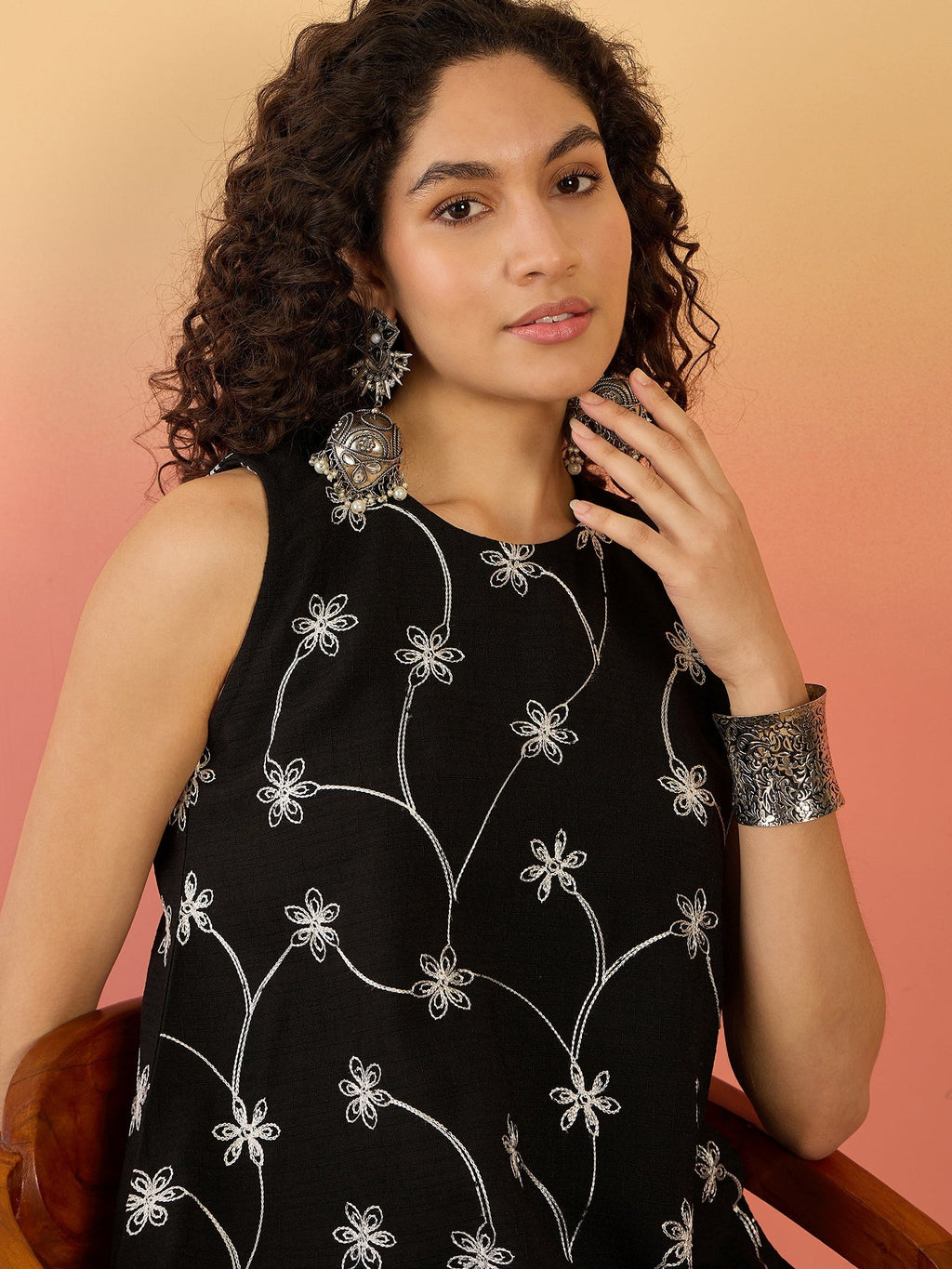 InWeave Black Embroidery R Neck White Set